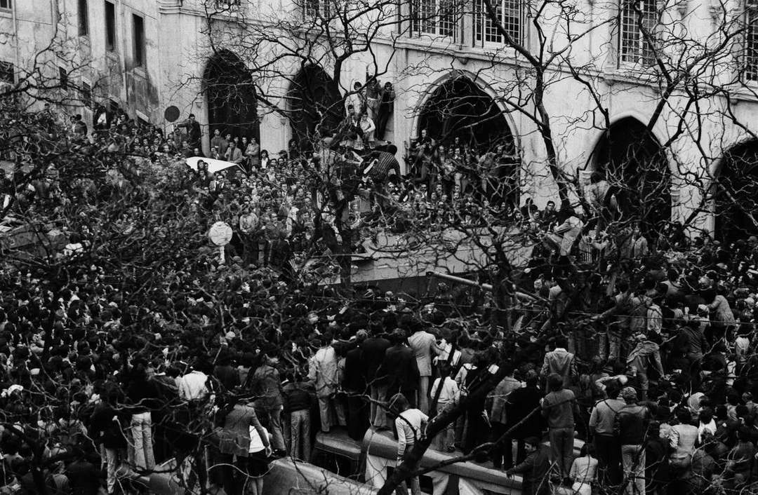 La revolución del 25 de abril en Portugal, en una fotografía de Eduardo Gageiro publicada por la Cámara Municipal de Lisboa en redes sociales. - 