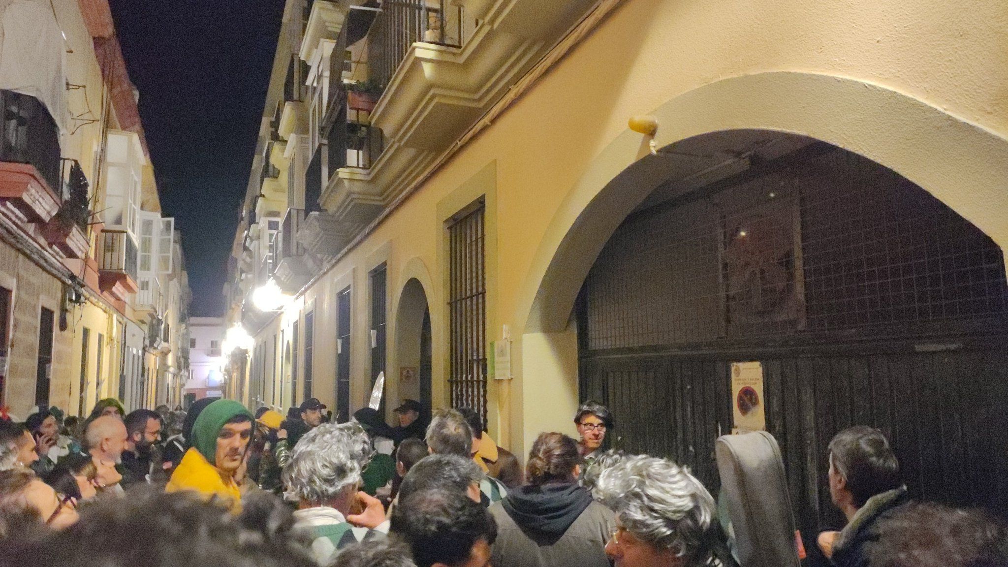 La chirigota, tras la llegada de Policía Nacional, en una imagen compartida por la cuenta @AdoboDeGades. - 