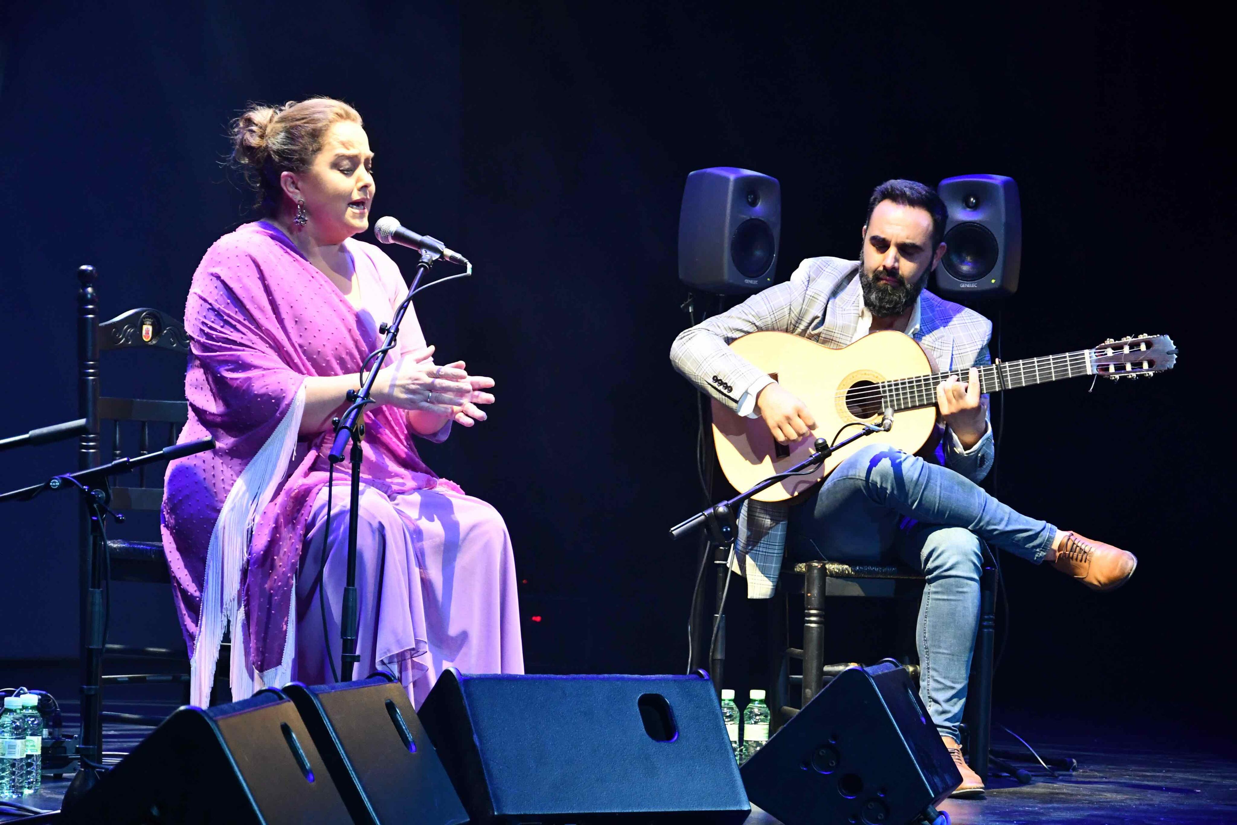 La cantaora Paqui Lara acompañada de Manuel Peralta. - 