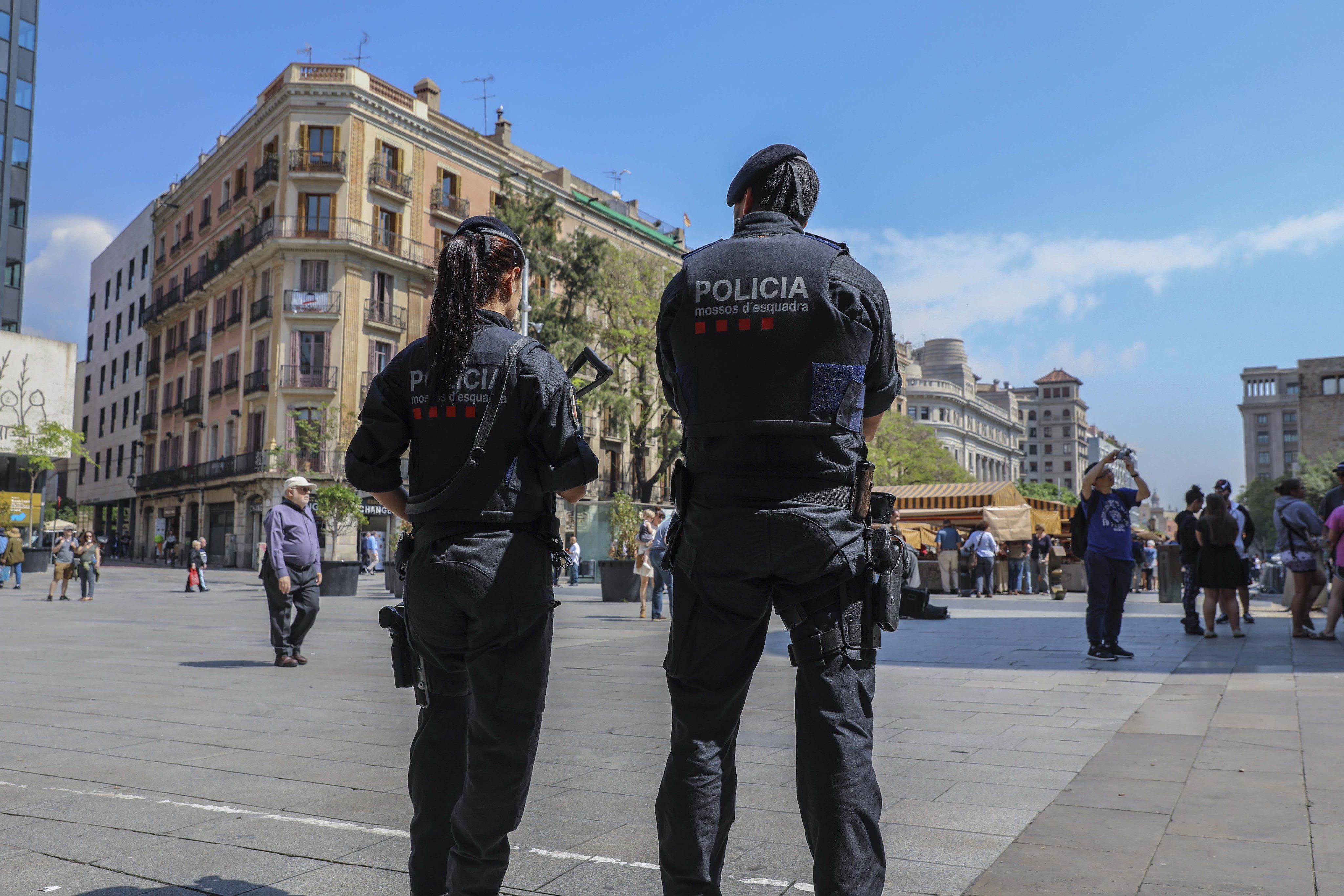 Apuñala a dos compañeros de piso y a la novia de uno de ellos antes de lanzarse desde un cuarto piso