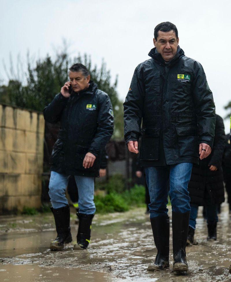 El presidente de la Junta, Juanma Moreno, junto al consejero de Sanidad, Presidencia y Emergencias, Antonio Sanz, conversa con personal desplegado en Córdoba por el temporal. - 
