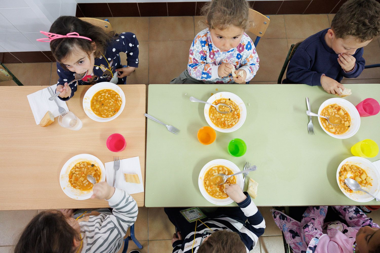 Varios niños comiendo en un comedor escolar en Andalucía. - JUAN CARLOS TORO