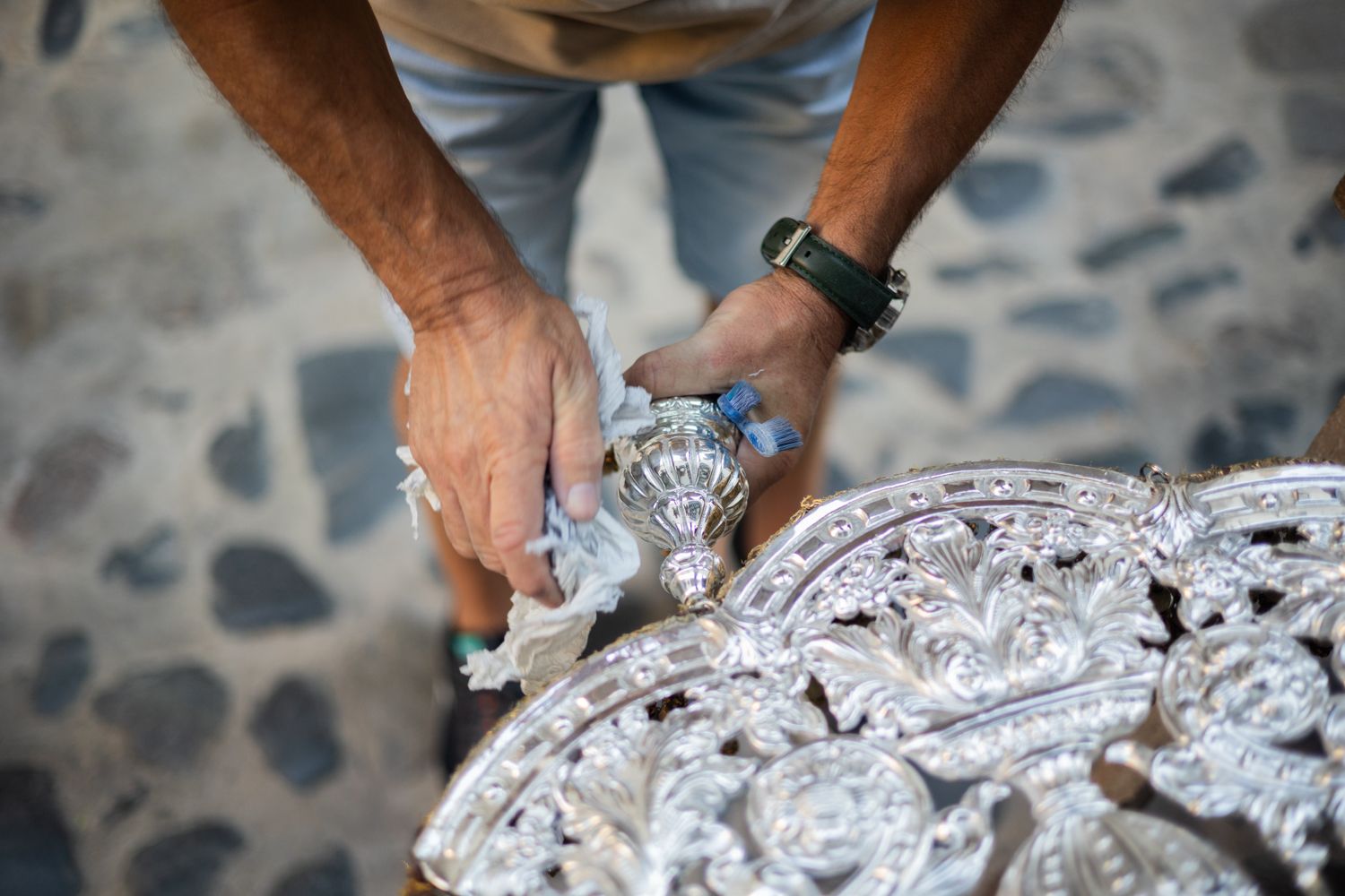 Una persona limpiando plata. - MANU GARCÍA