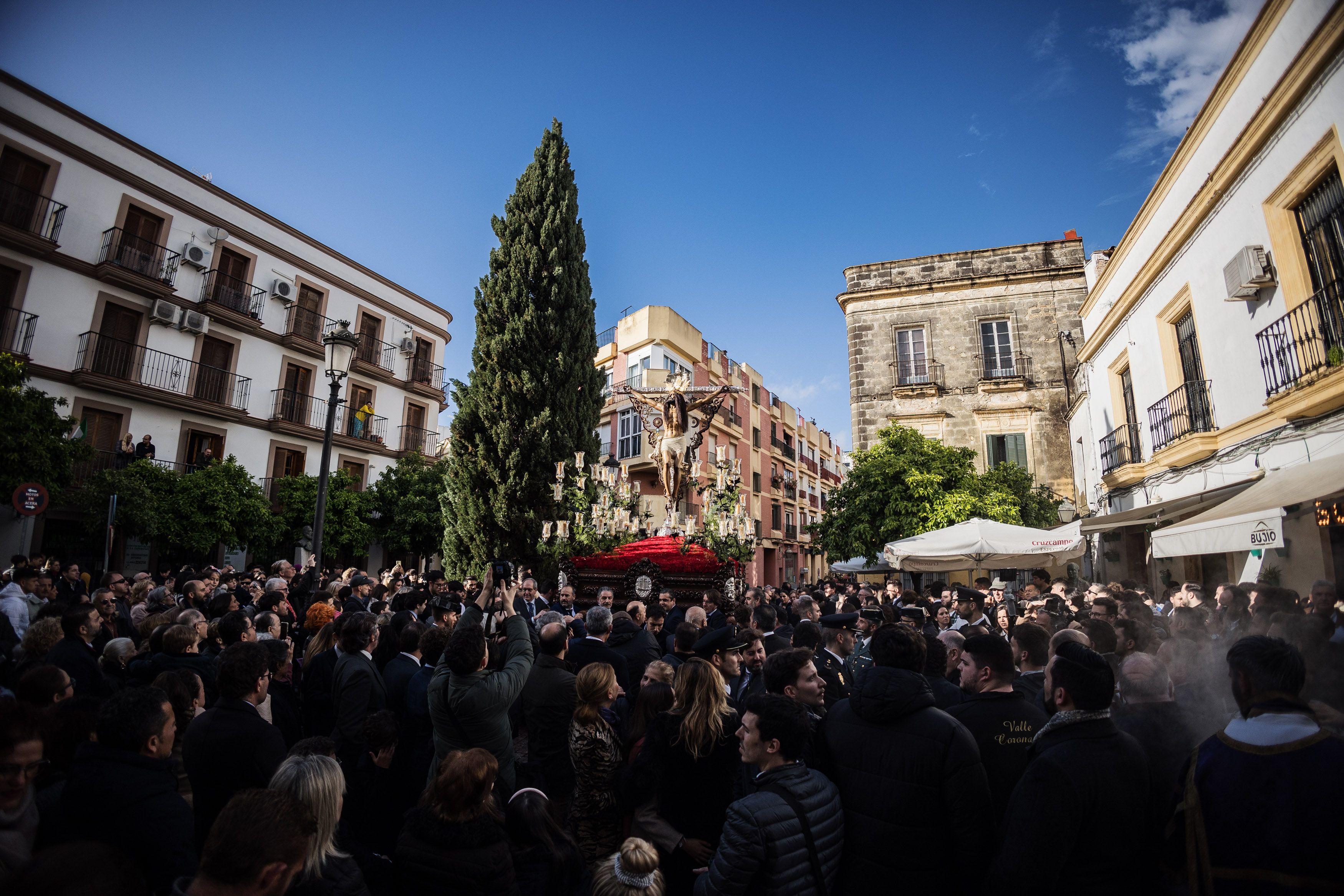 Todas las fotos de un atípico Domingo de Resurrección en Jerez para despedir la Semana Santa más mustia de la historia