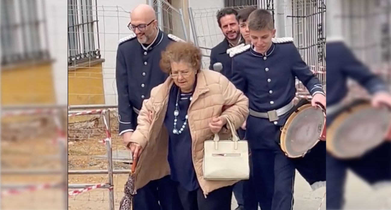 Un momento viral muy simpático: así han acompañado cuatro músicos de una banda al 'paso' de una abuela