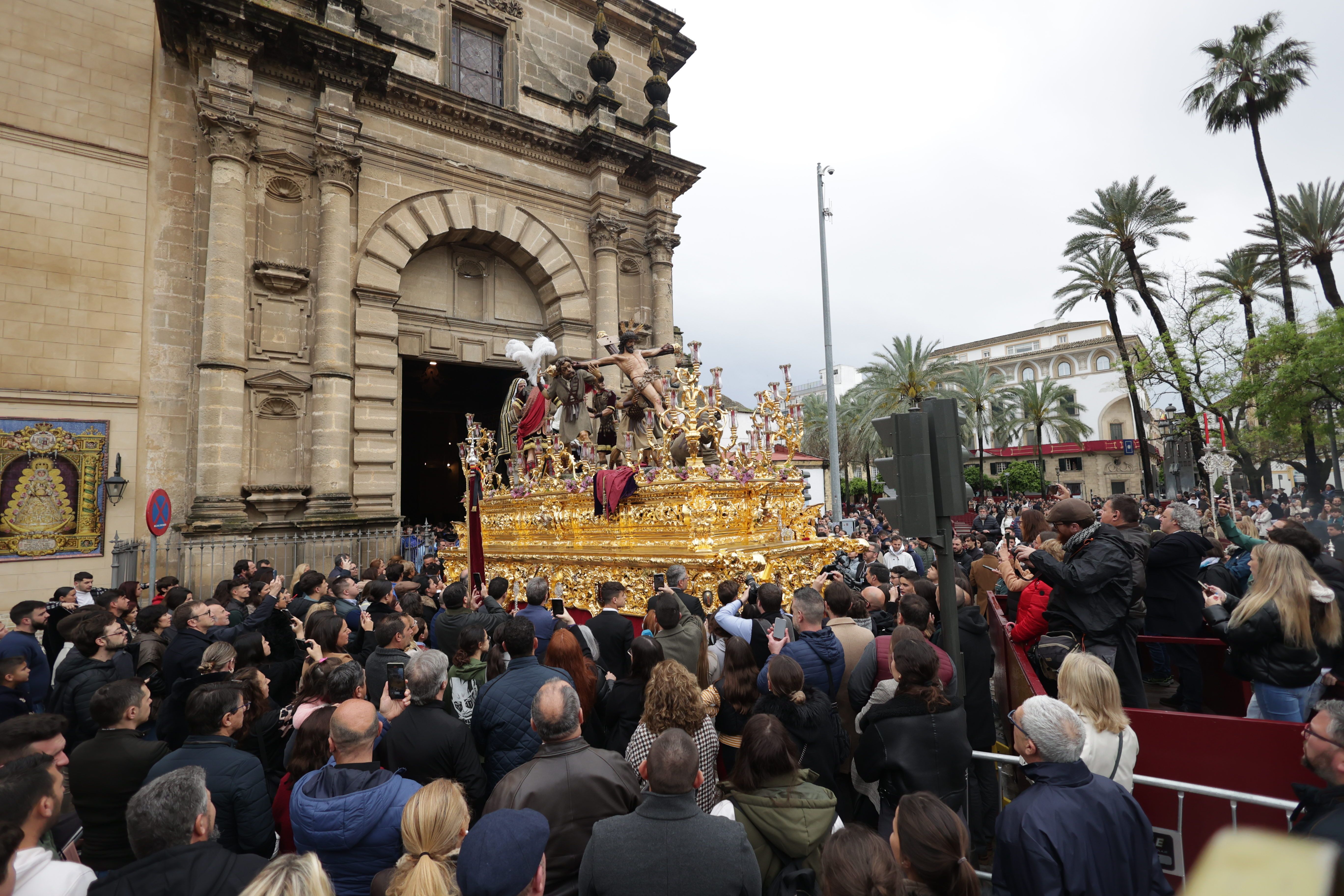 Las últimas 'chicotás' de una triste Semana Santa: el Jerez cofrade acompaña en su regreso al Cristo y a la Exaltación