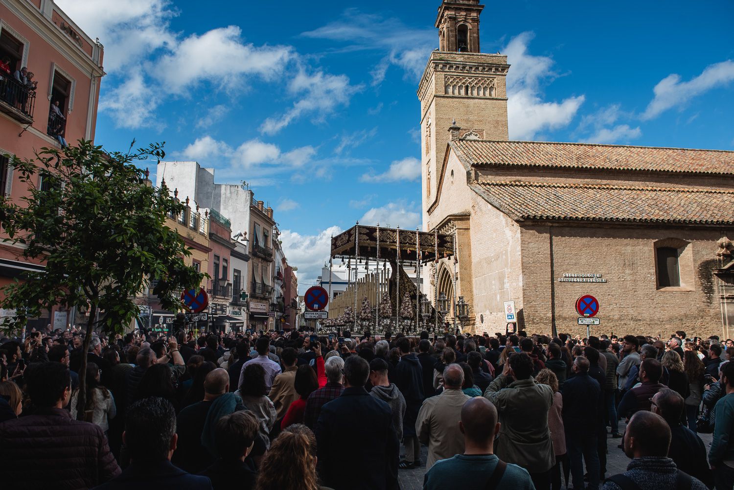 Sol, Servitas y Trinitaria, en las calles de Sevilla: el Sábado Santo arranca con tres de las cinco hermandades