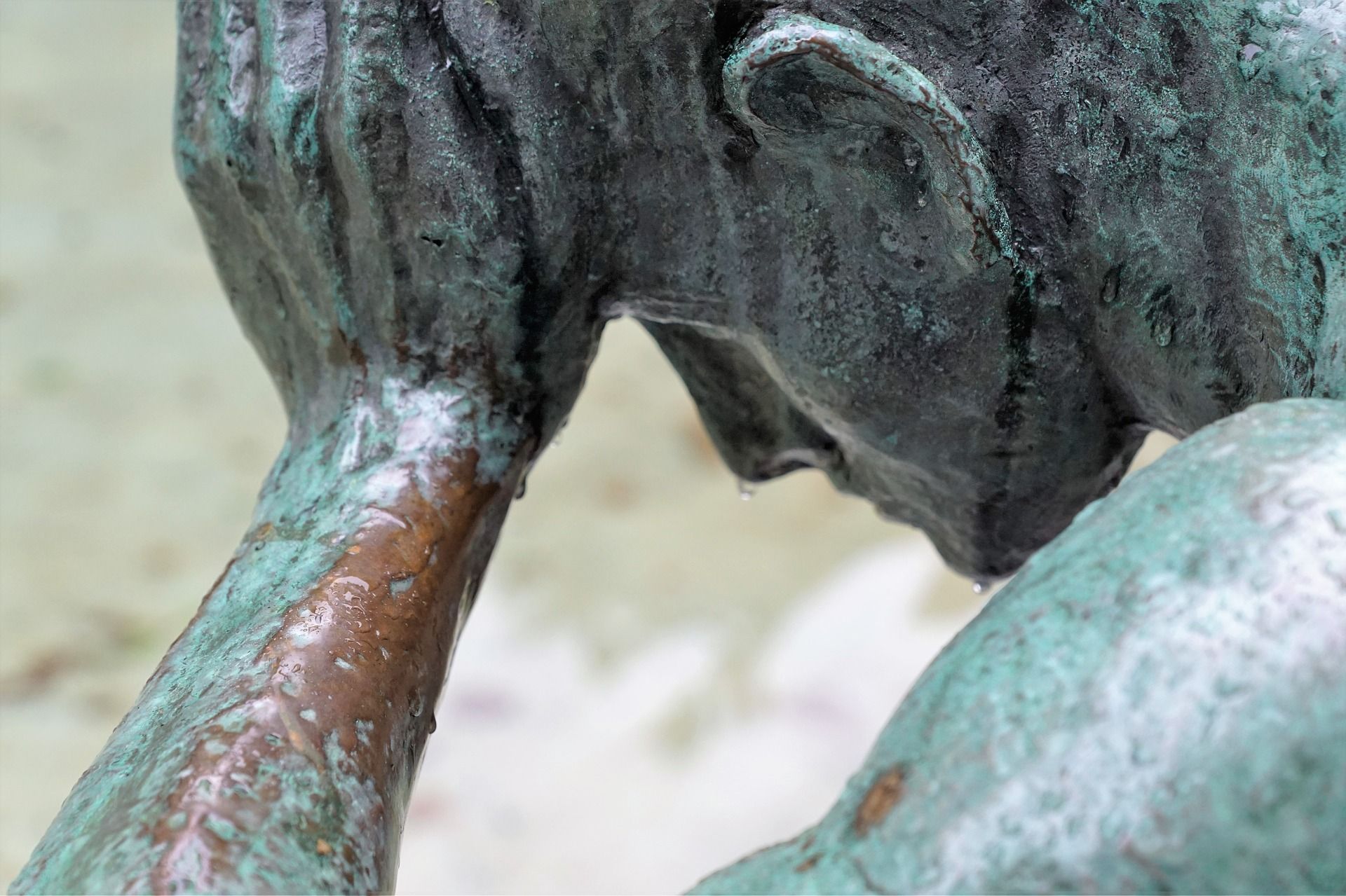 Llorar en el trabajo y otras formas de vencer al sistema, por Celia Rodríguez. - 