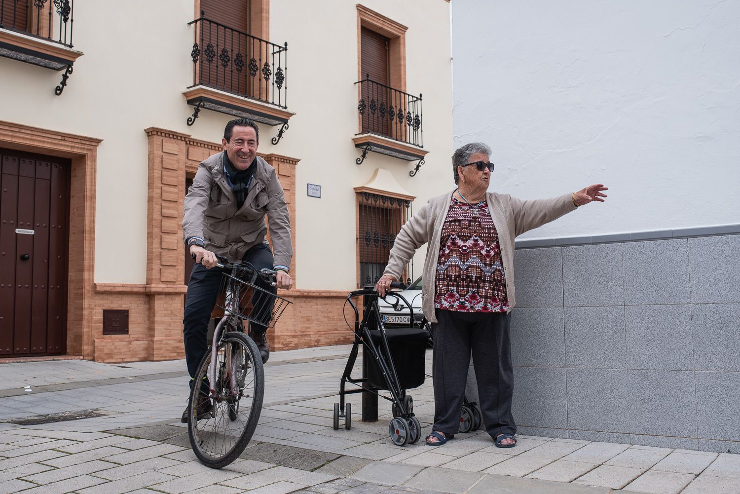 Un paseo con Ángel, el médico-escritor que ejerce en Cañada Rosal desde hace 35 años