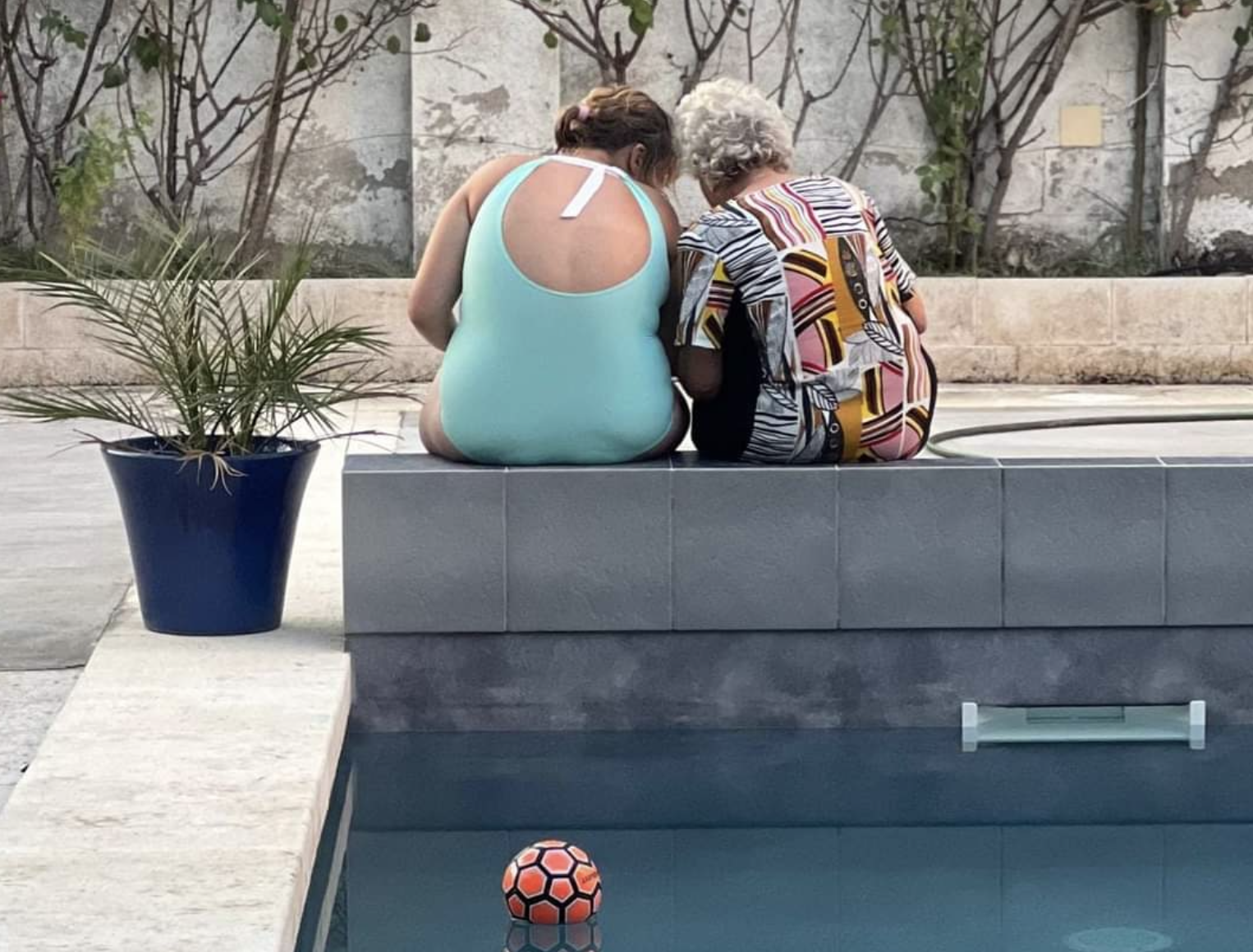 Una preciosa imagen de Elena junto a su abuela. La madre de la joven denuncia que han vejado y maltratado a su hija. - 