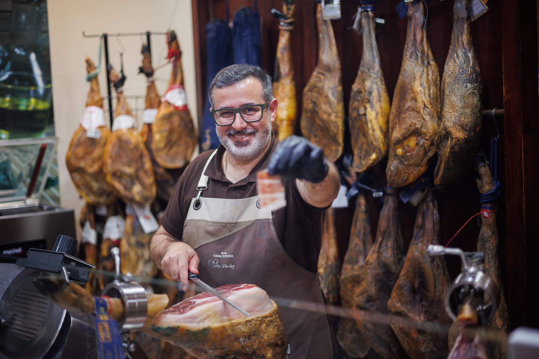 Pedro Sánchez, una 'máquina' en Chiclana con el corte de jamón a cuchillo: 