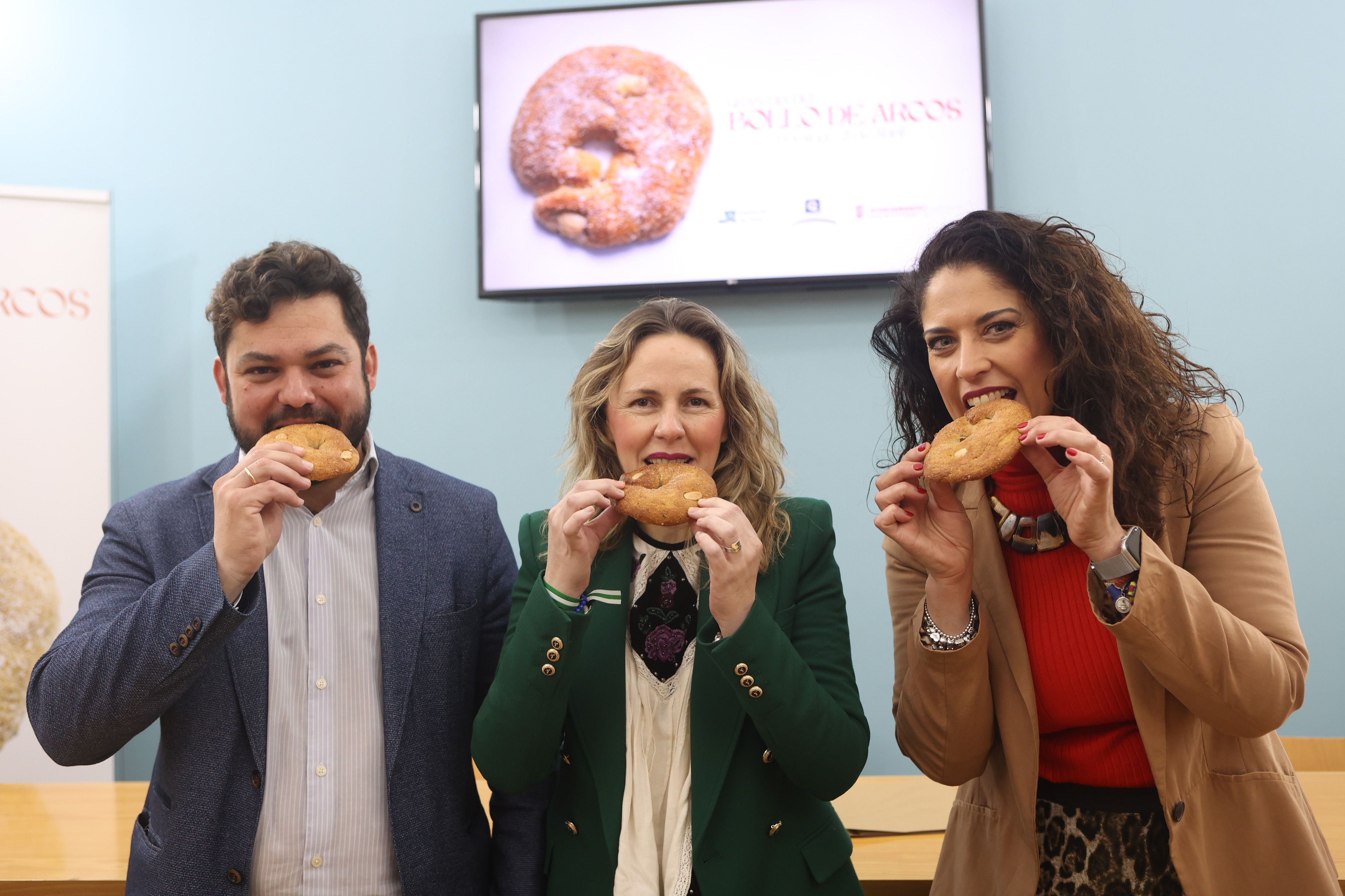 El alcalde de Arcos, Miguel Rodríguez, junto a las diputadas Vanesa Beltrán y Nieves Huertas durante la presentación del Gran Día del Bollo. - 