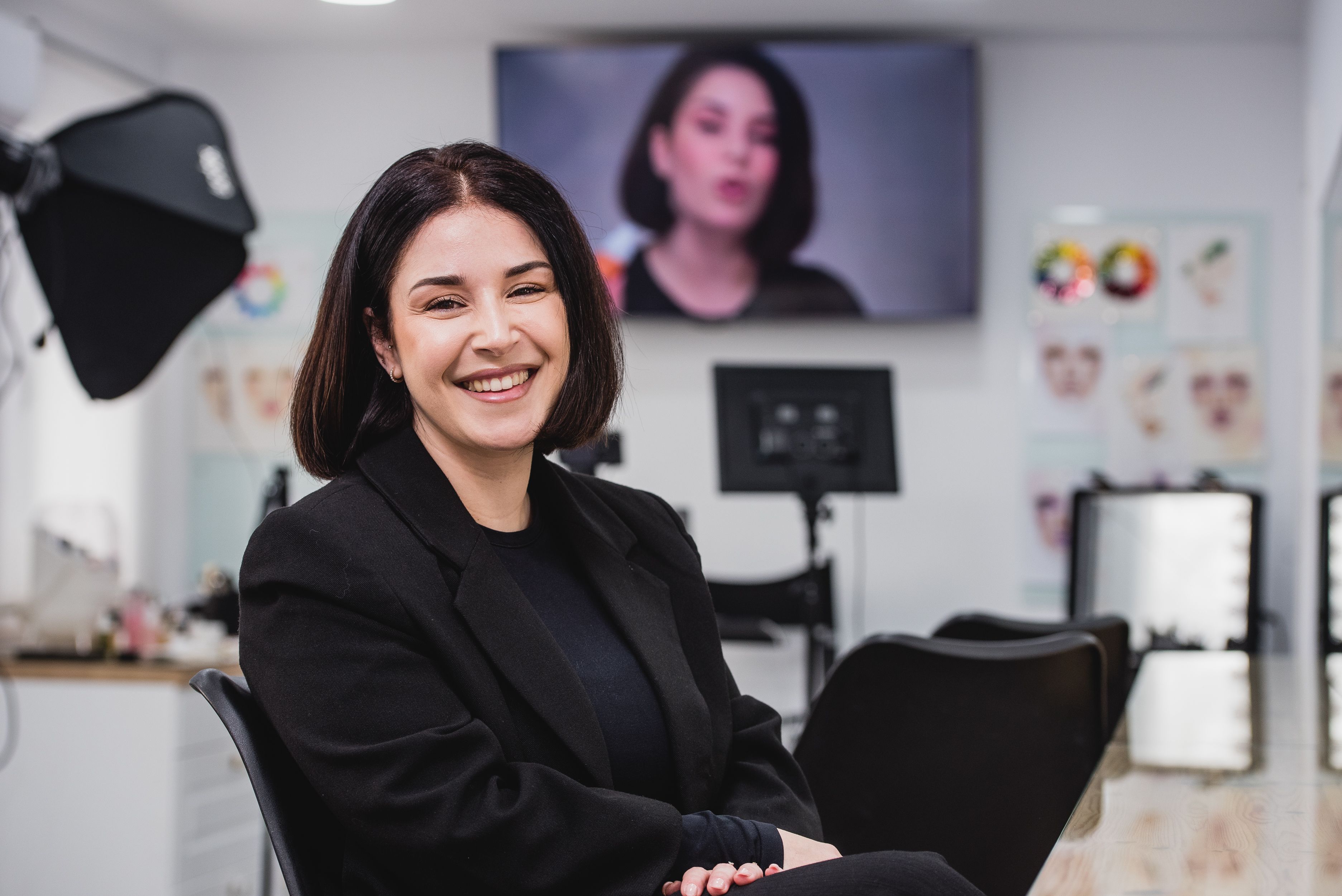 María José, la 'influencer' sevillana premiada por enseñar a distancia maquillaje a refugiadas saharauis