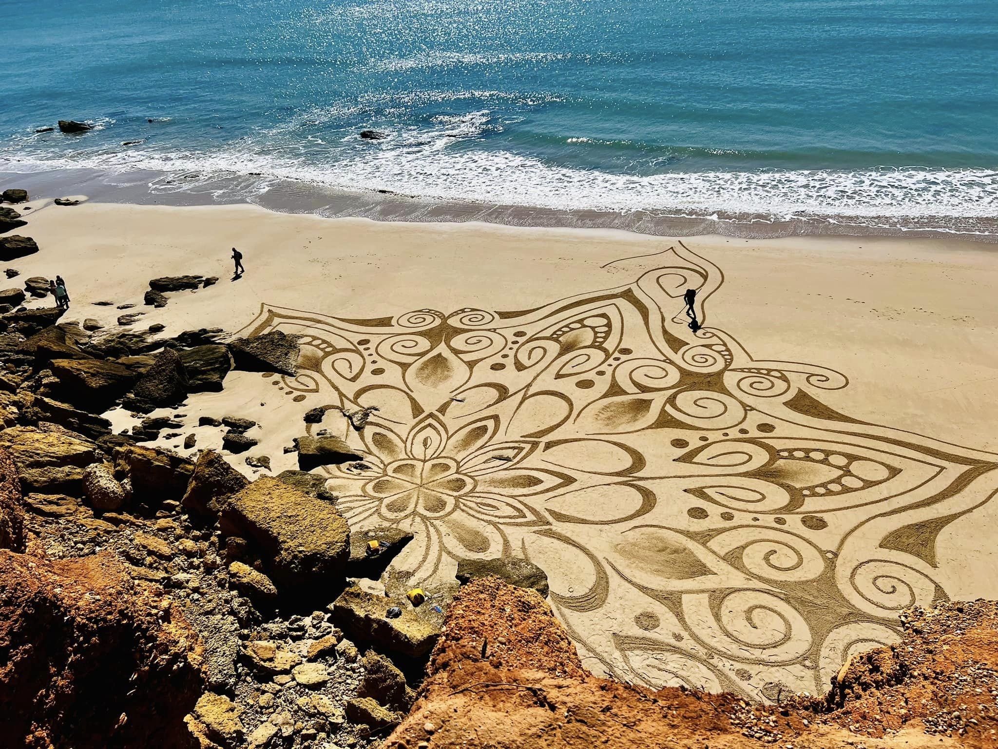 Mandalas en la Cala del Aceite de Conil. - Mandalas en la Cala del Aceite de Conil.