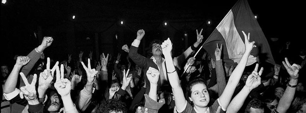 Andaluces y andaluzas celebrando los resultados del referéndum del 28F. - 