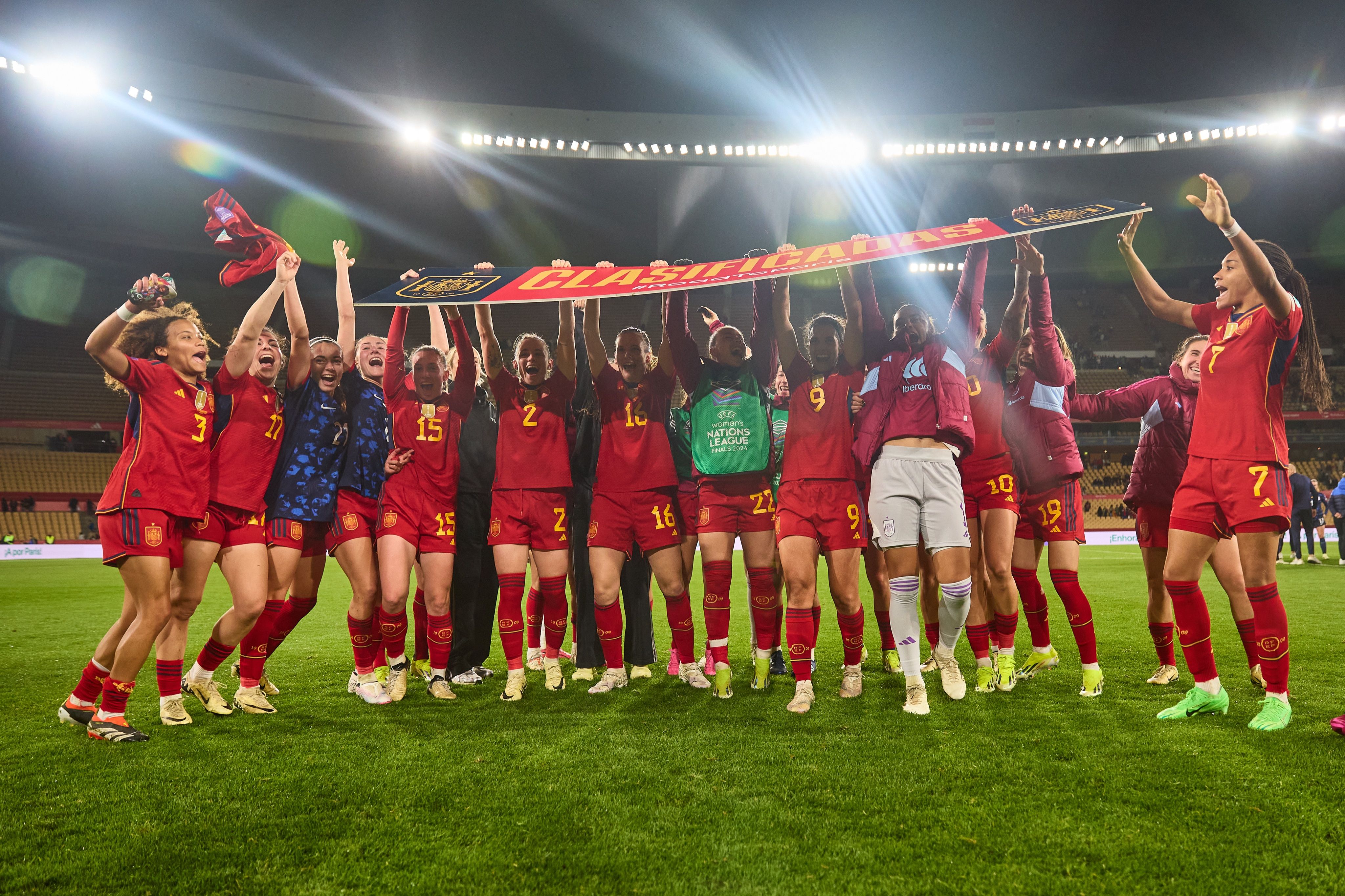 La selección celebrando la clasificación. - 