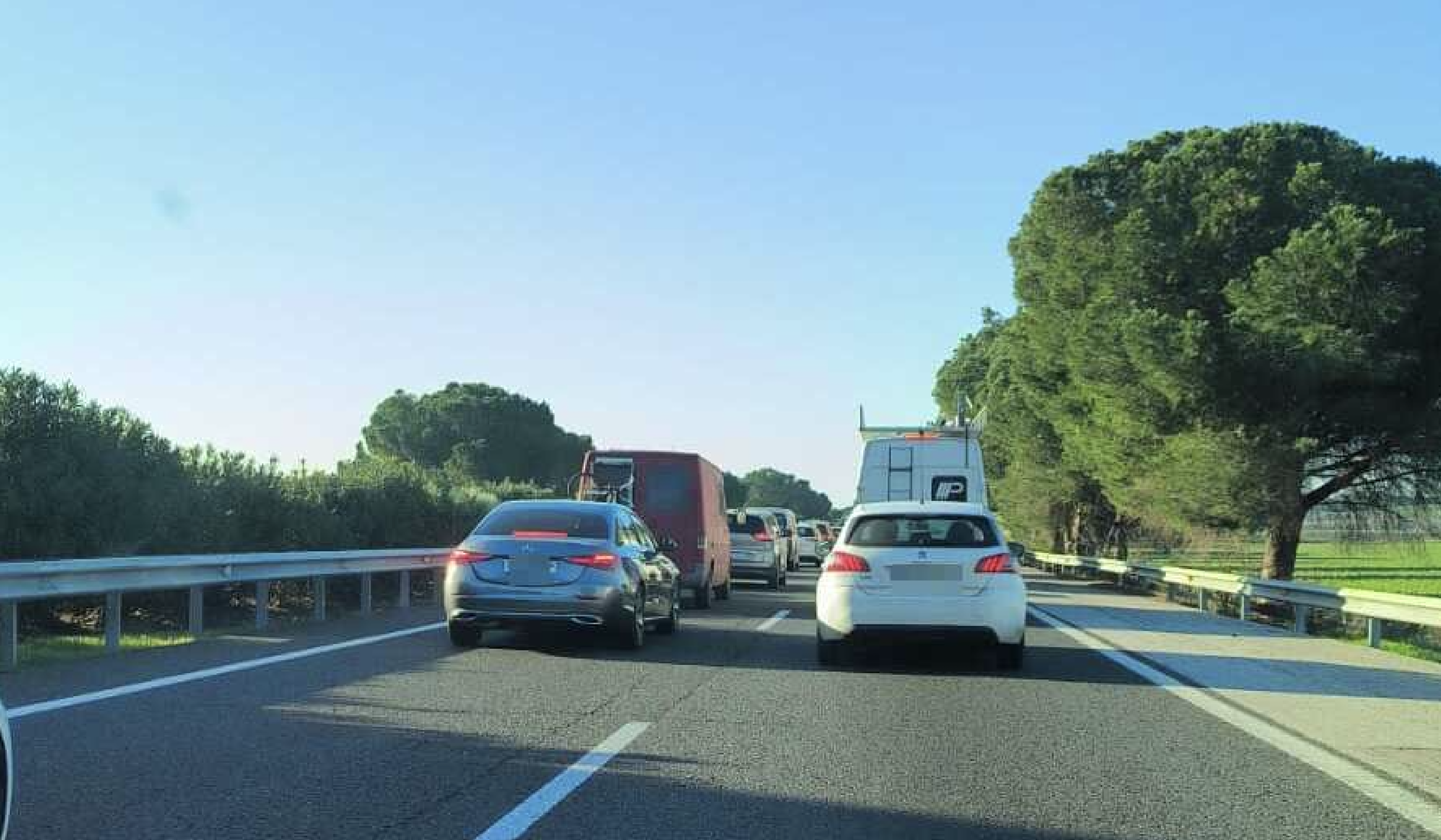 Retenciones en la autopista AP4, que une las provincias de Sevilla y Cádiz, en imagen de archivo. - Retenciones en la autopista AP4, que une las provincias de Sevilla y Cádiz, en imagen de archivo.