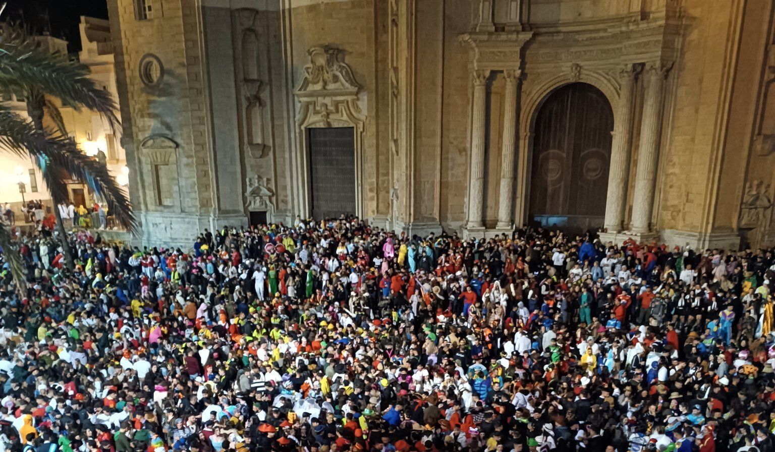 La plaza de la Catedral de Cádiz, ocupada por un botellón en Carnaval. - 