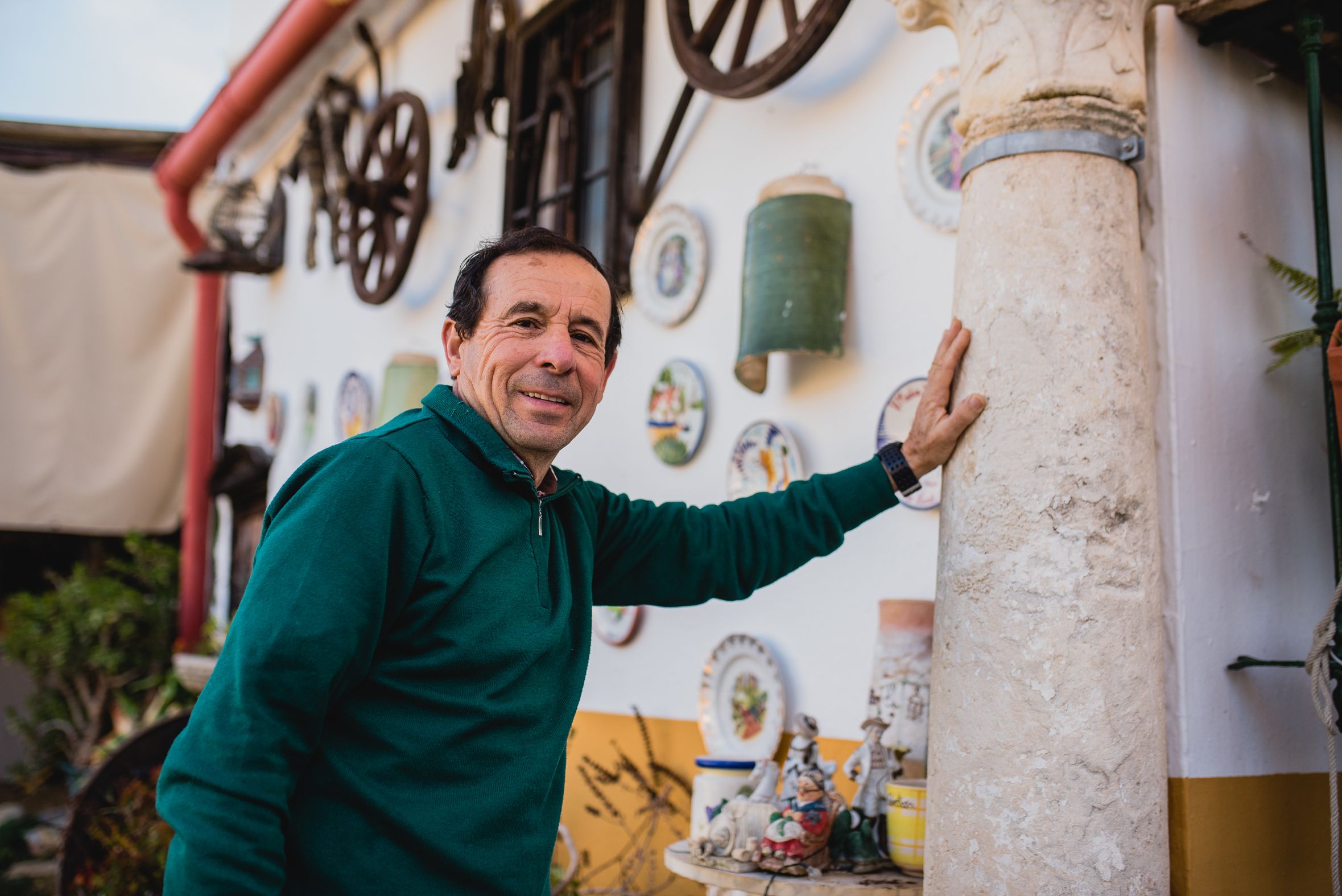 Un museo de 2.000 piezas en el patio de su casa en Sevilla: 