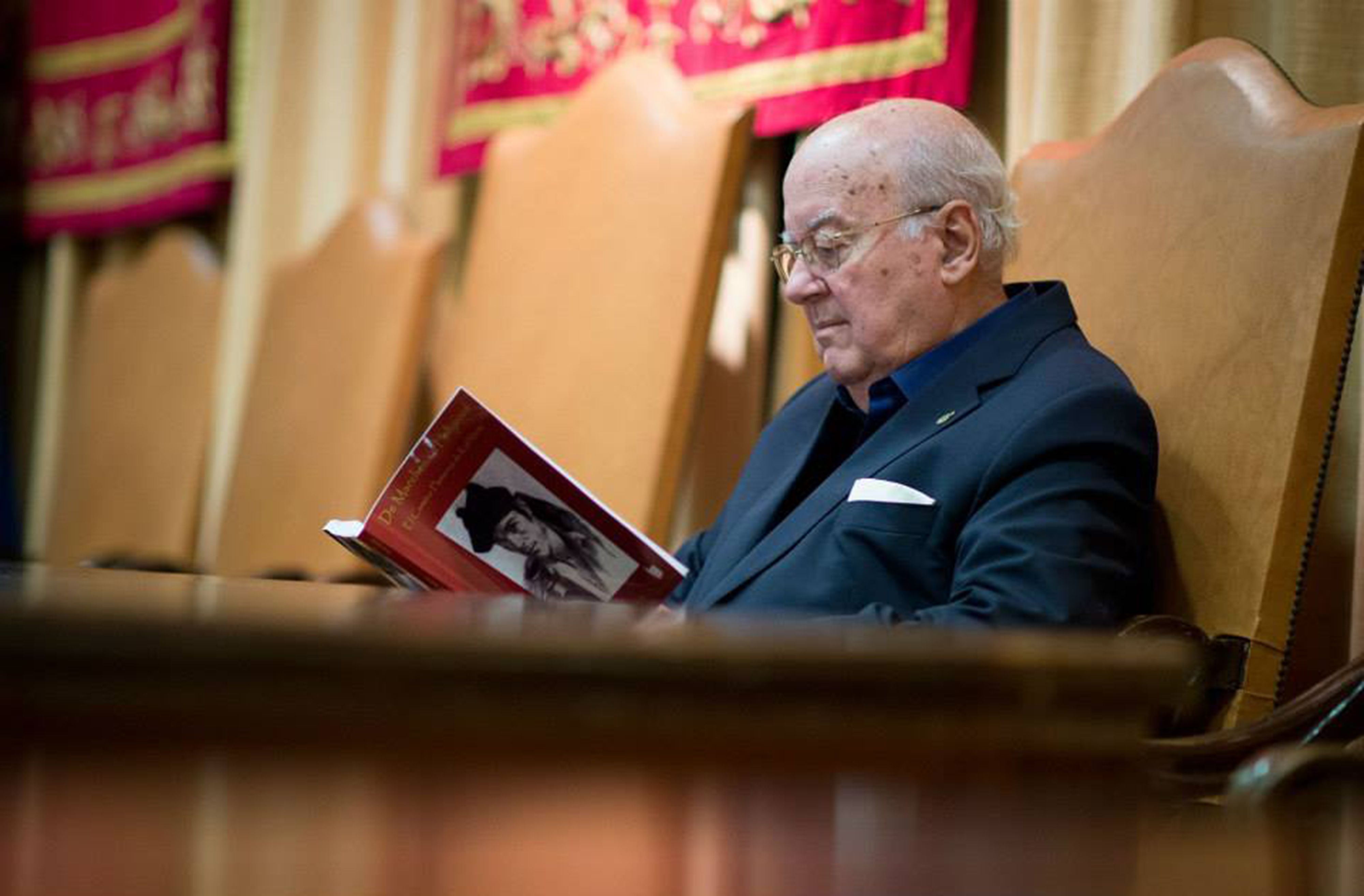 Nicolas Salas presentando uno de sus libros. - 