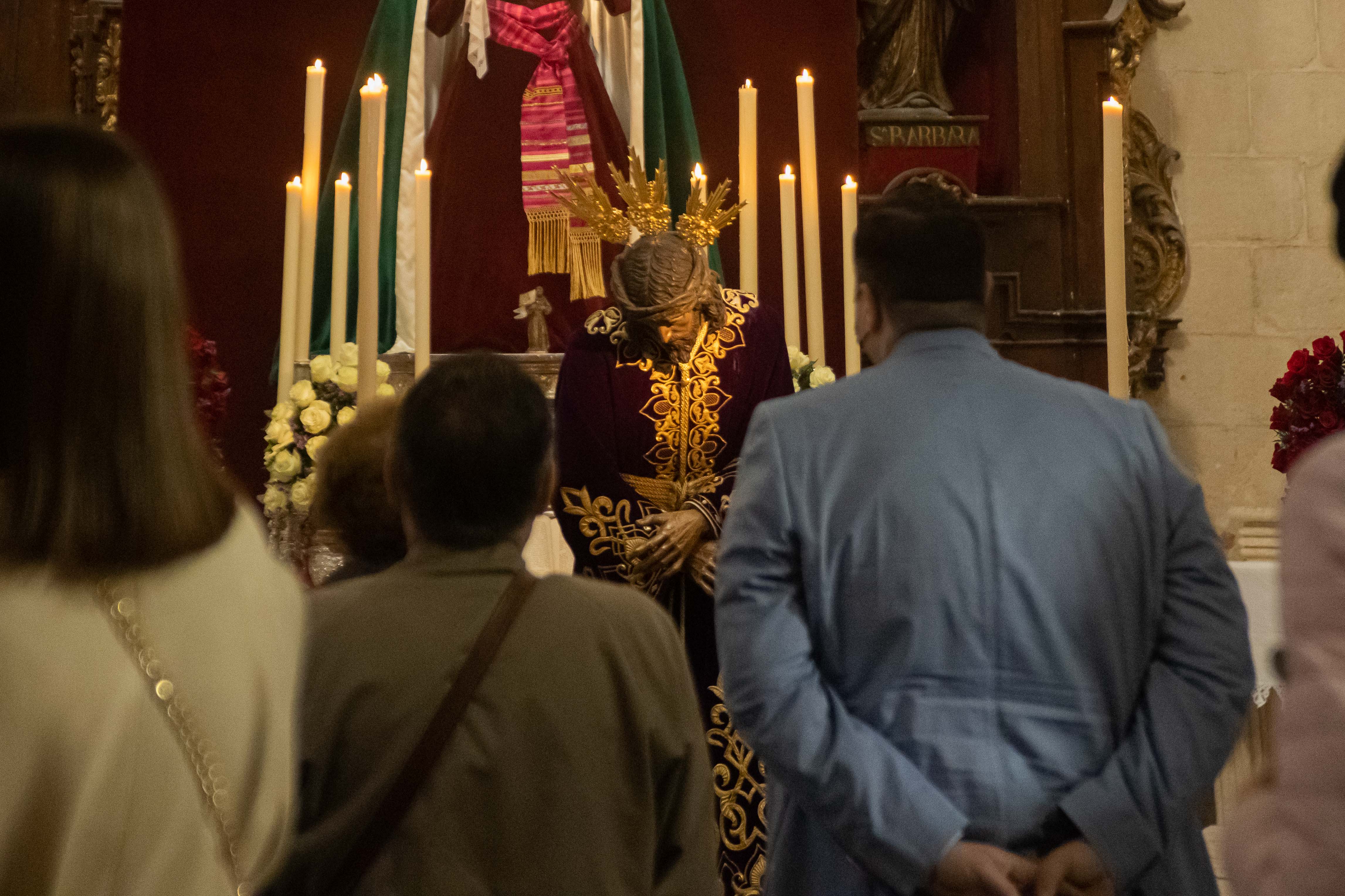 Devotos rezando ante el Señor de la Vía Crucis. - MANU GARCÍA