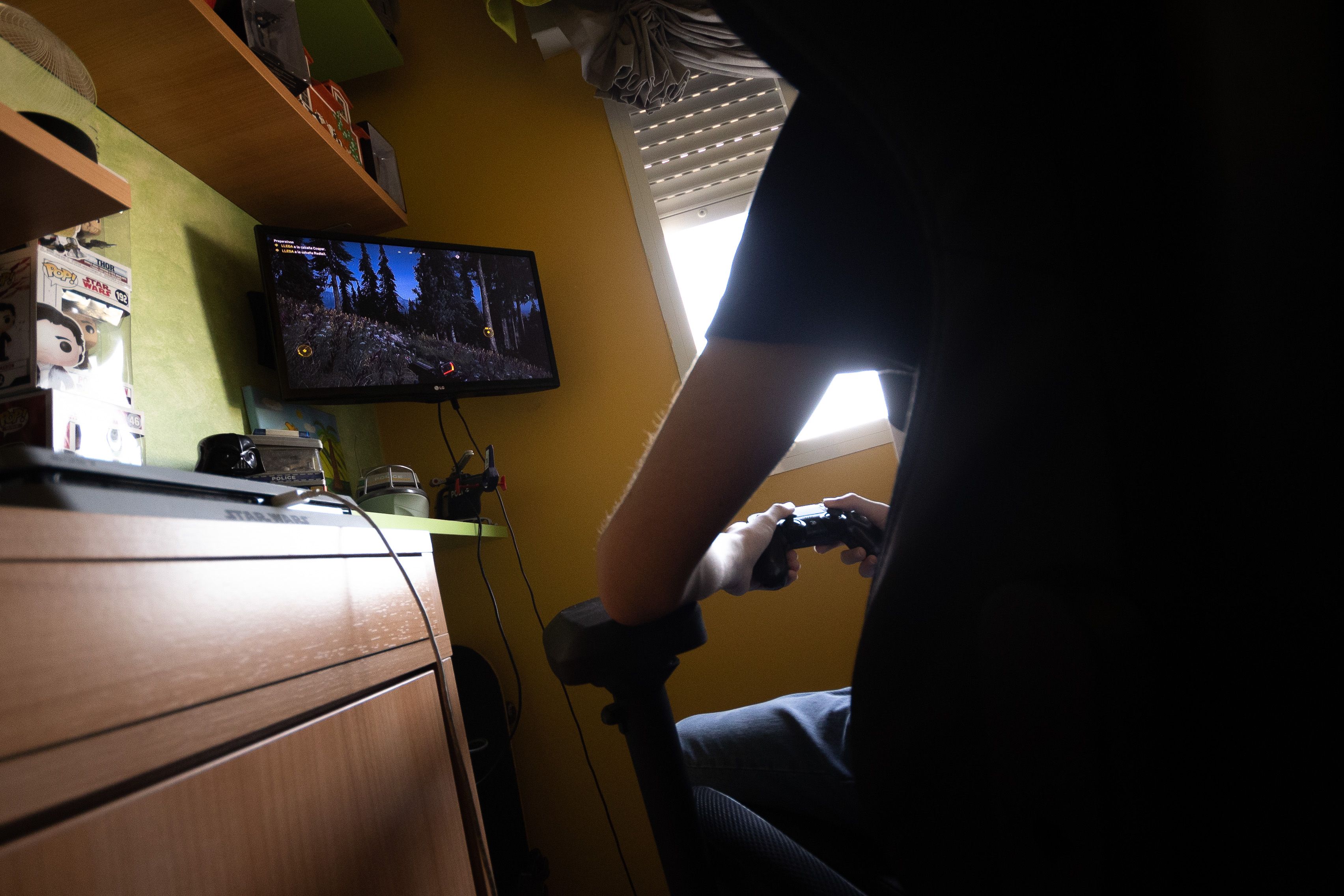 Un adolescente jugando a la consola en una imagen de archivo. - MANU GARCÍA