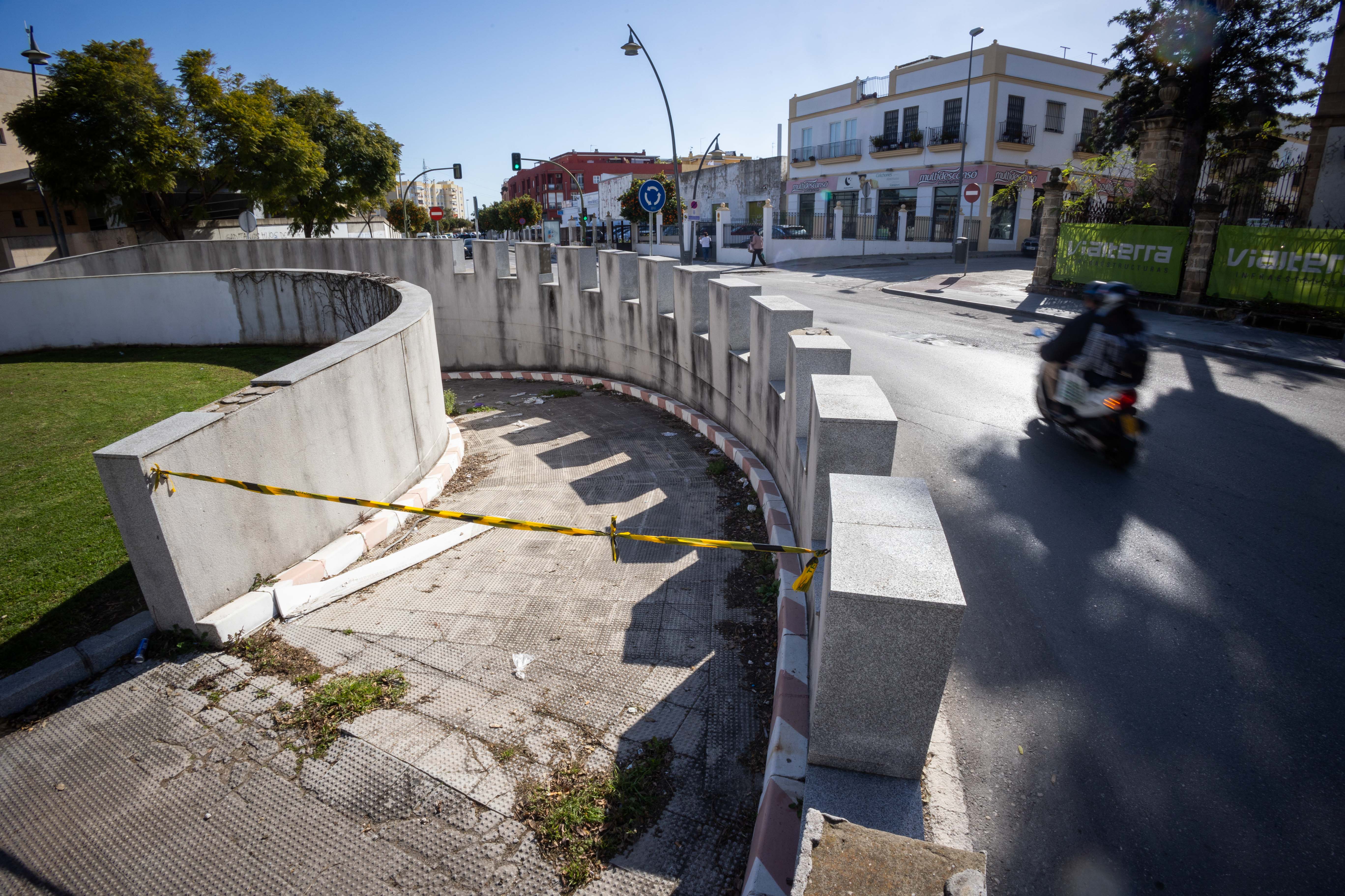 Imagen de archivo de una de las salidas del parking de la estación de tren en Jerez. - MANU GARCÍA
