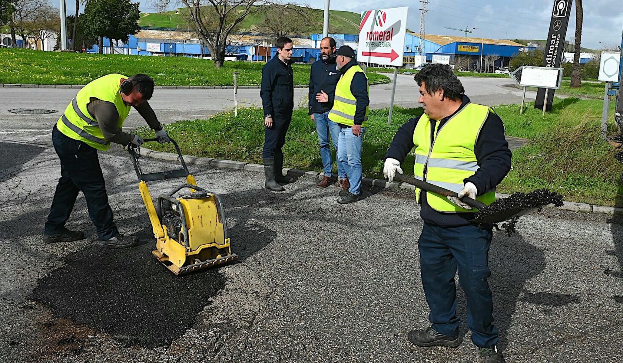Reasfaltado en el Polígono El Portal tratando de reducir los boquetes producidos por el paso de las borrascas en Jerez - Reasfaltado en el Polígono El Portal tratando de reducir los boquetes producidos por el paso de las borrascas en Jerez