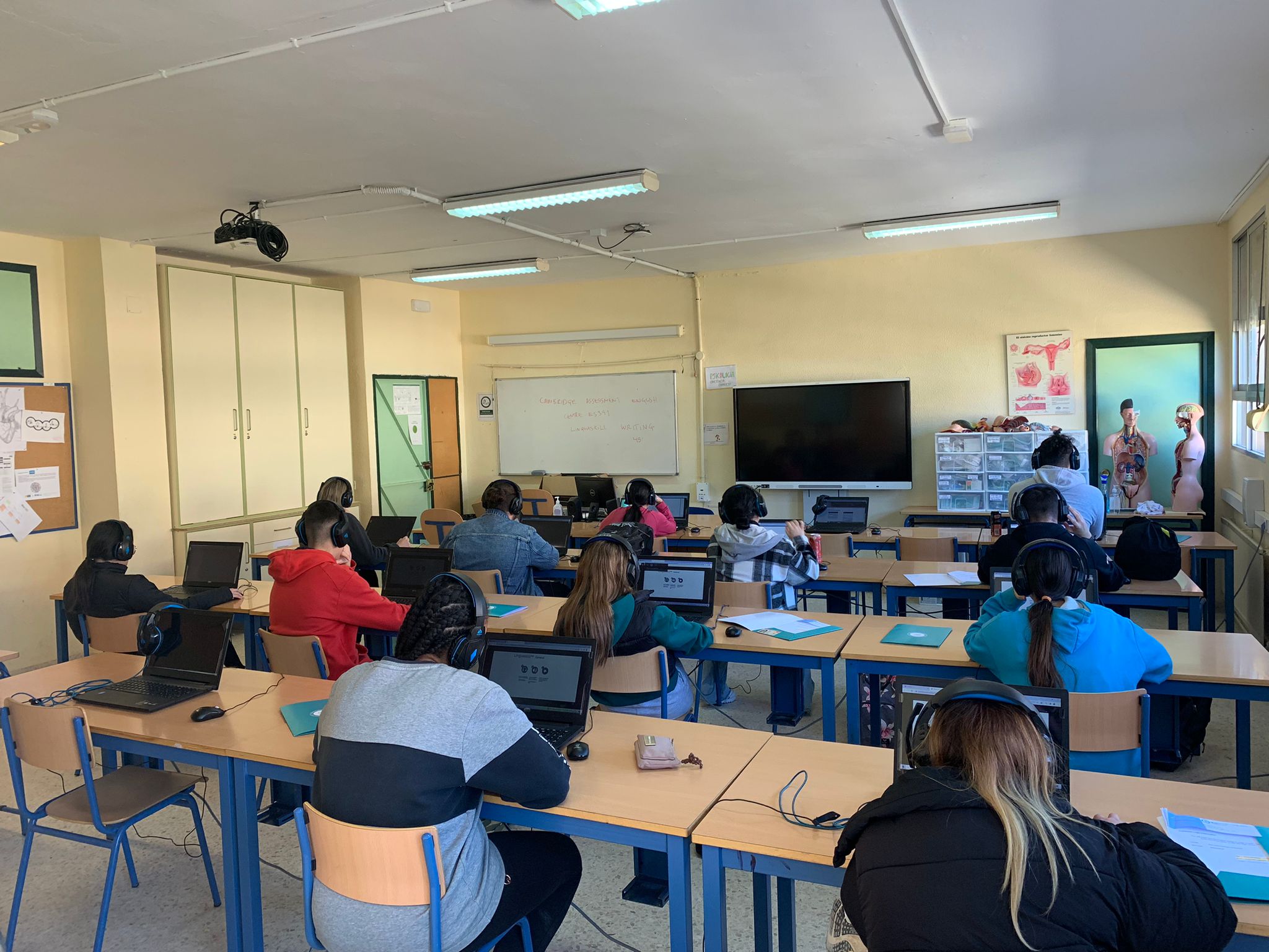 Imagen de archivo de un grupo de alumnos en su clase. - 