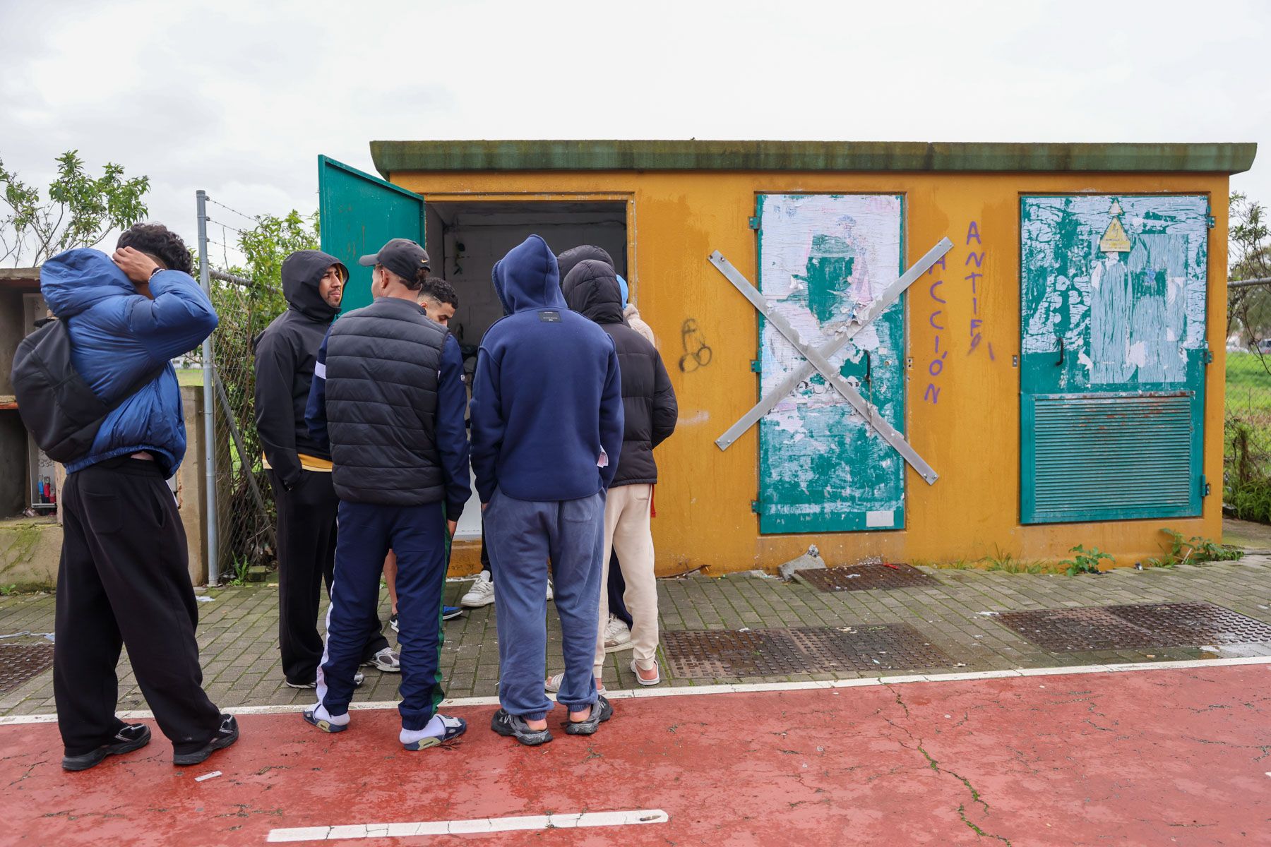 Jóvenes migrantes que viven en una caseta de la luz, en Jerez. - JUAN CARLOS TORO