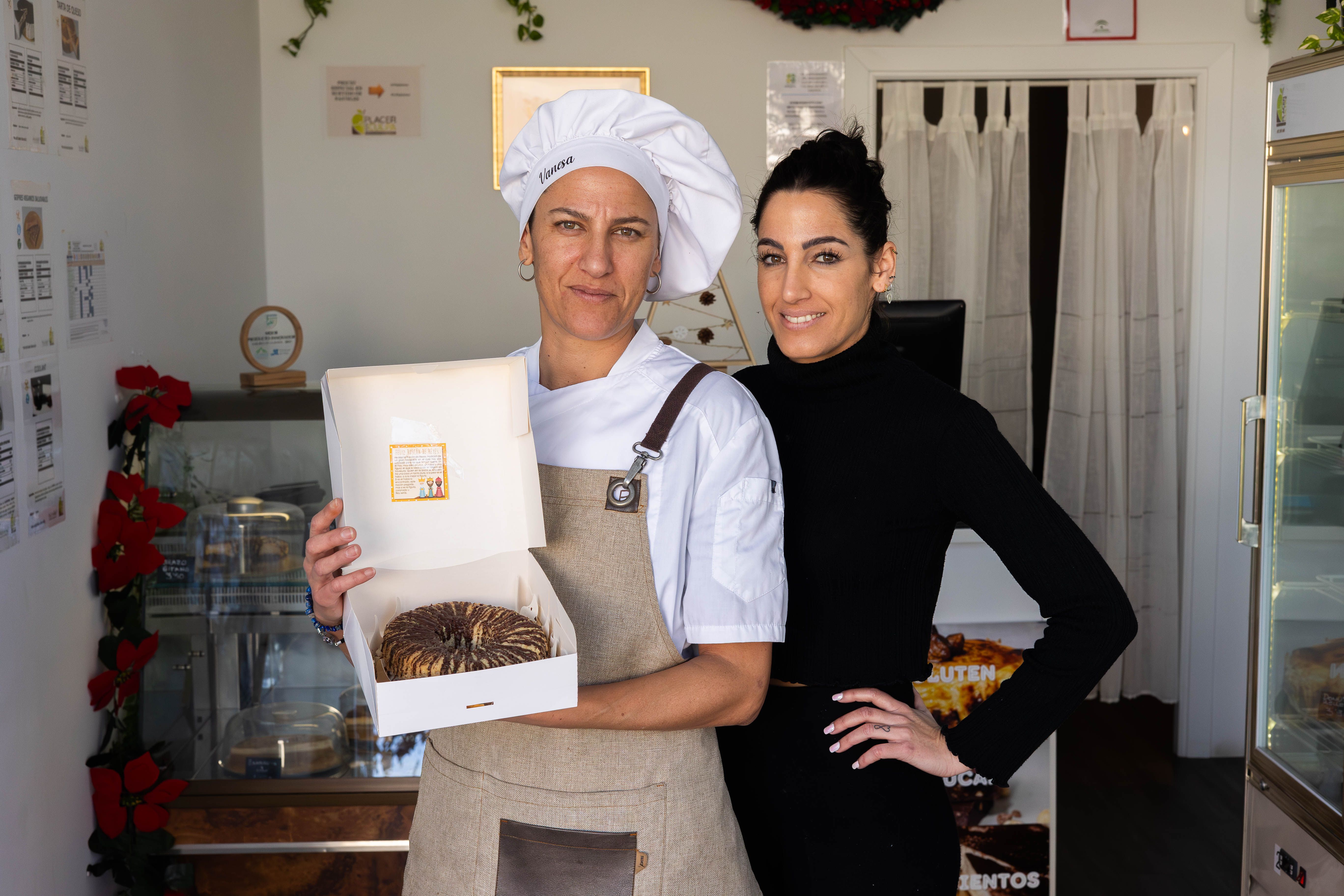 Vanesa y Patricia Guerrero, las hermanas al frente de la pastelería Placer sin culpa en Conil. - MANU GARCÍA