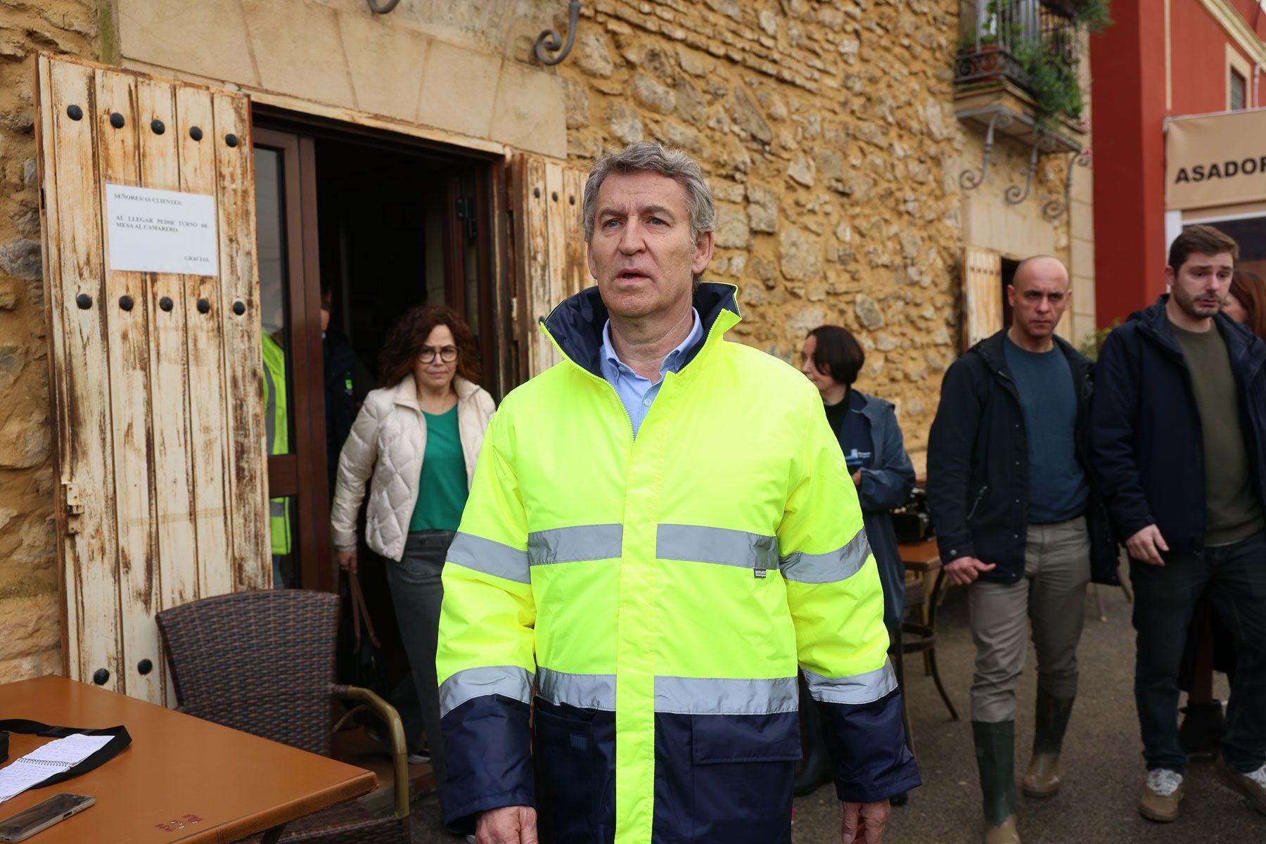 Feijóo piensa en la Semana Santa... con 3.000 desalojados en Andalucía