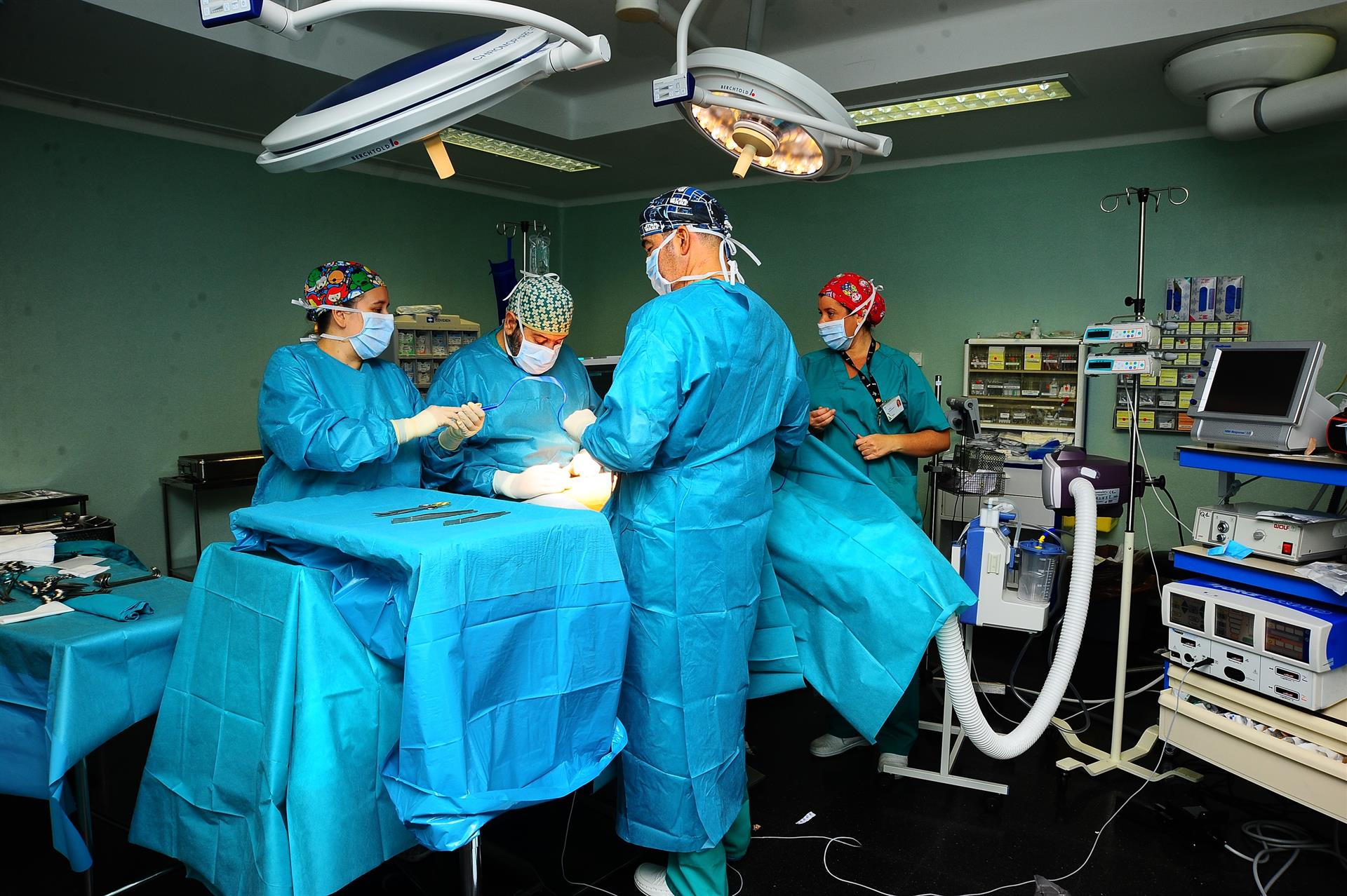 El Hospital de Jerez acoge un hito médico: cirugías de próstata en directo y residentes operando por primera vez en un curso internacional