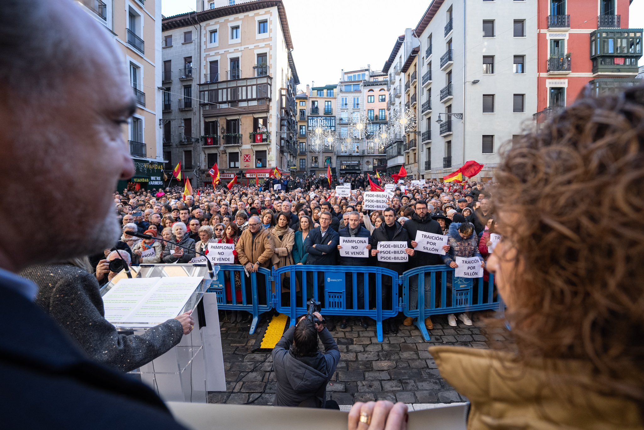 Concentración en Pamplona contra el pacto PSOE-Bildu. - Concentración en Pamplona contra el pacto PSOE-Bildu.