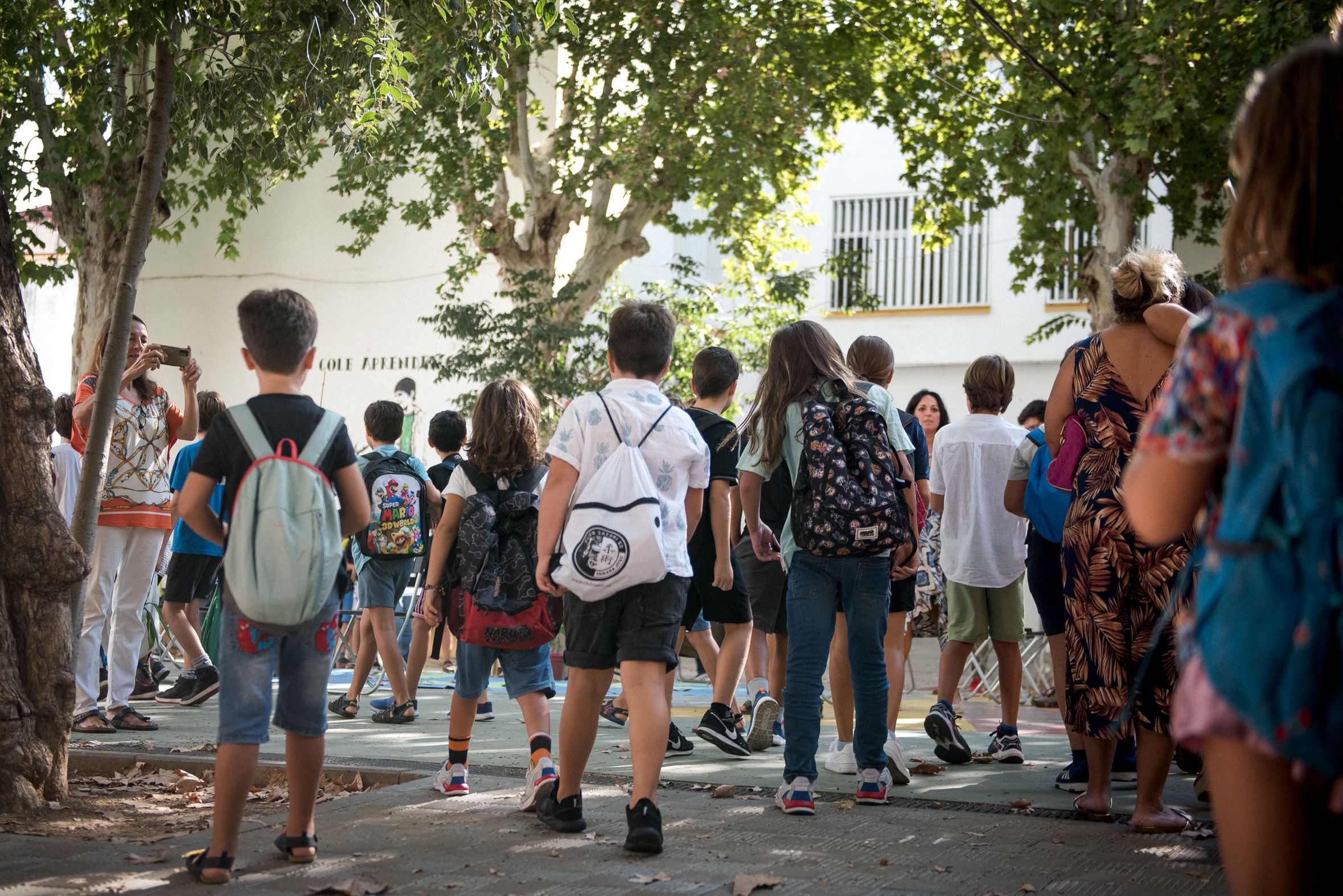 Varios niños durante el inicio del curso escolar en uno de los colegios de Sevilla. - MAURI BUHIGAS