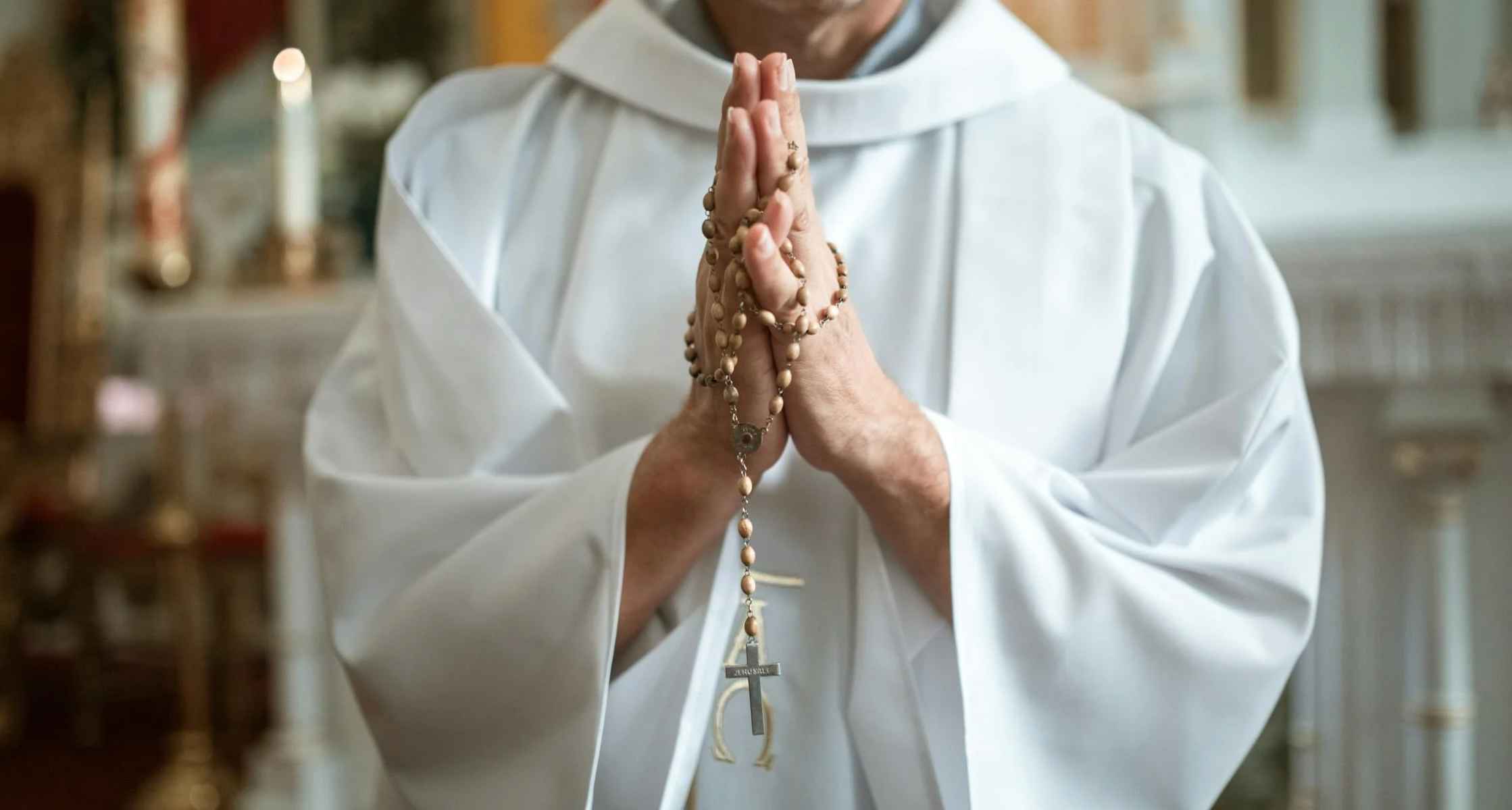 Un sacerdote oficiando una misa. - 