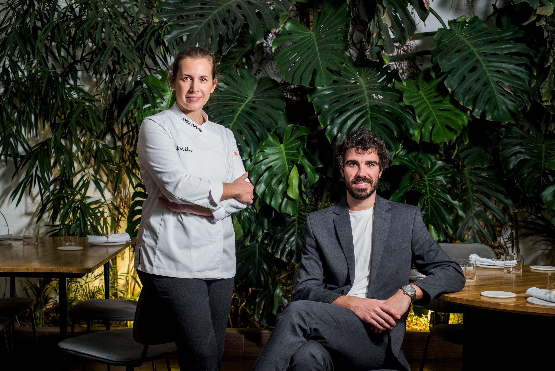 La chef Carolina Ferraro y el sumiller Robert Tetas, de Sobretablas, en la lista de posibles estrellas Michelin de Sevilla. - MAURI BUHIGAS