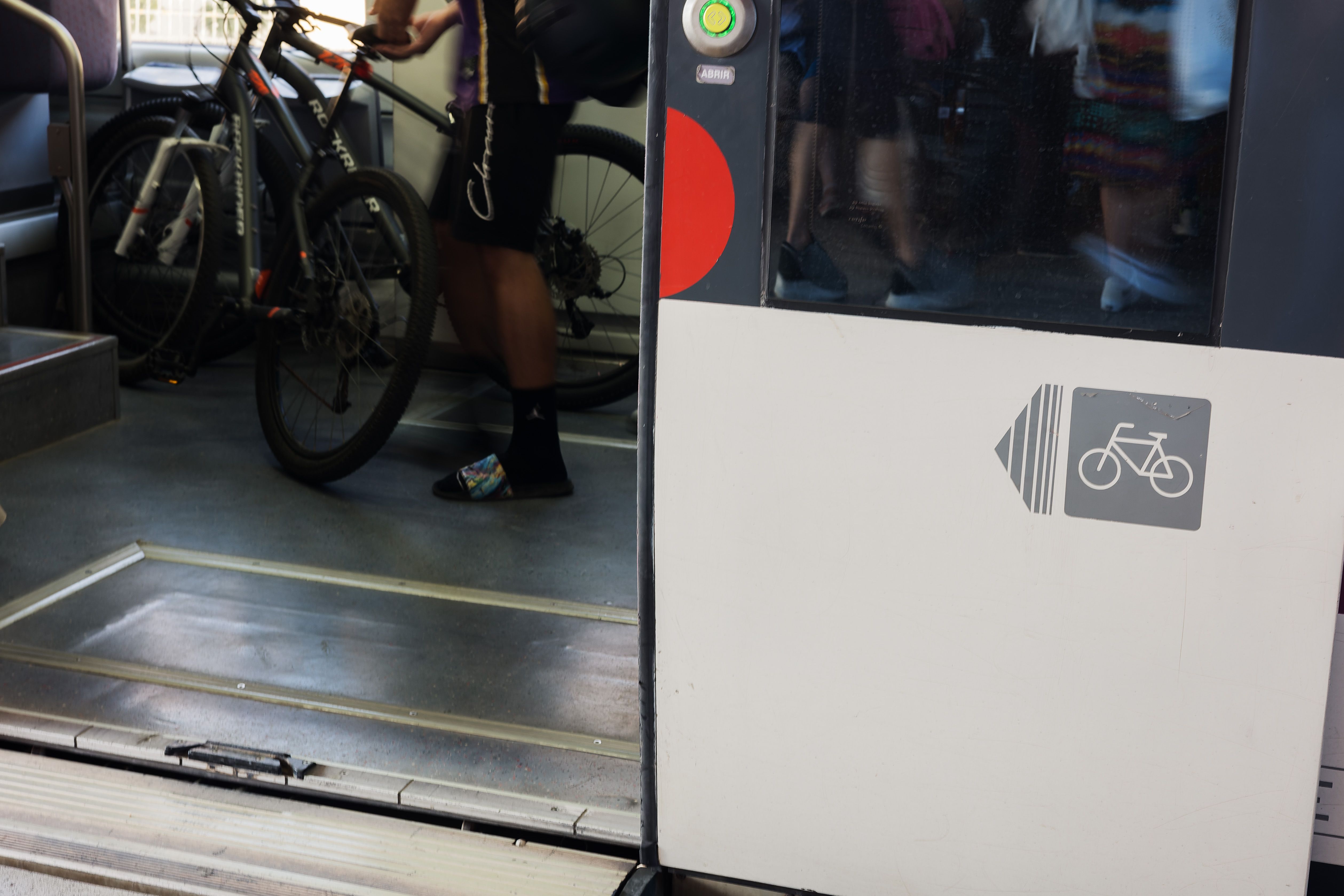 Renfe rectifica y vuelve a cambiar la normativa para los patinetes eléctricos