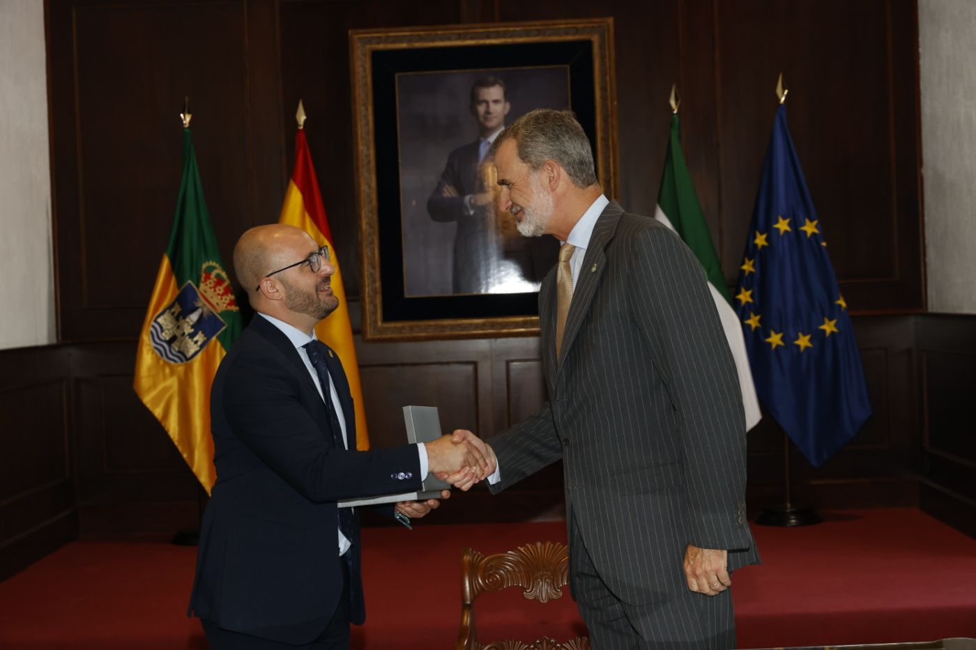 Germán Beardo saludando al rey Felipe VI.  - 