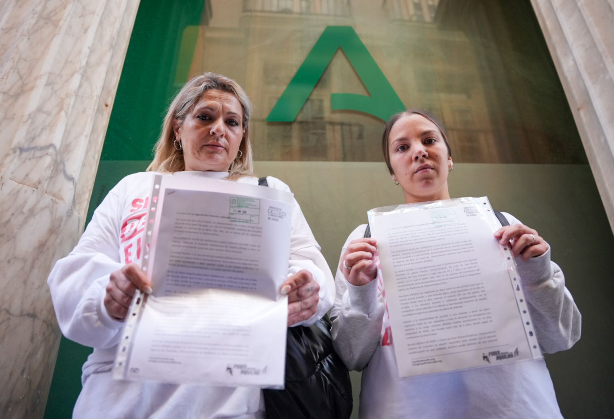 Las dos mujeres afectadas, enseñando los escritos presentados en Agencia de Vivienda y Rehabilitación. - REYNA