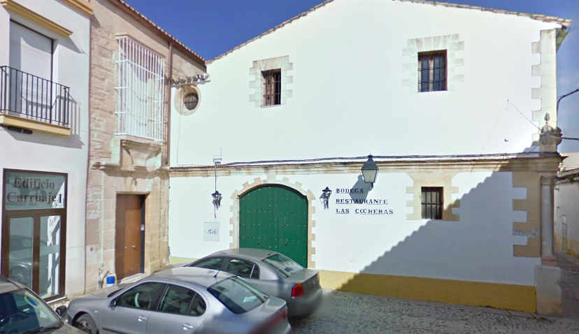 La plaza Cocheras, y el bodegón objeto de las denuncias, en una imagen retrospectiva.  - 