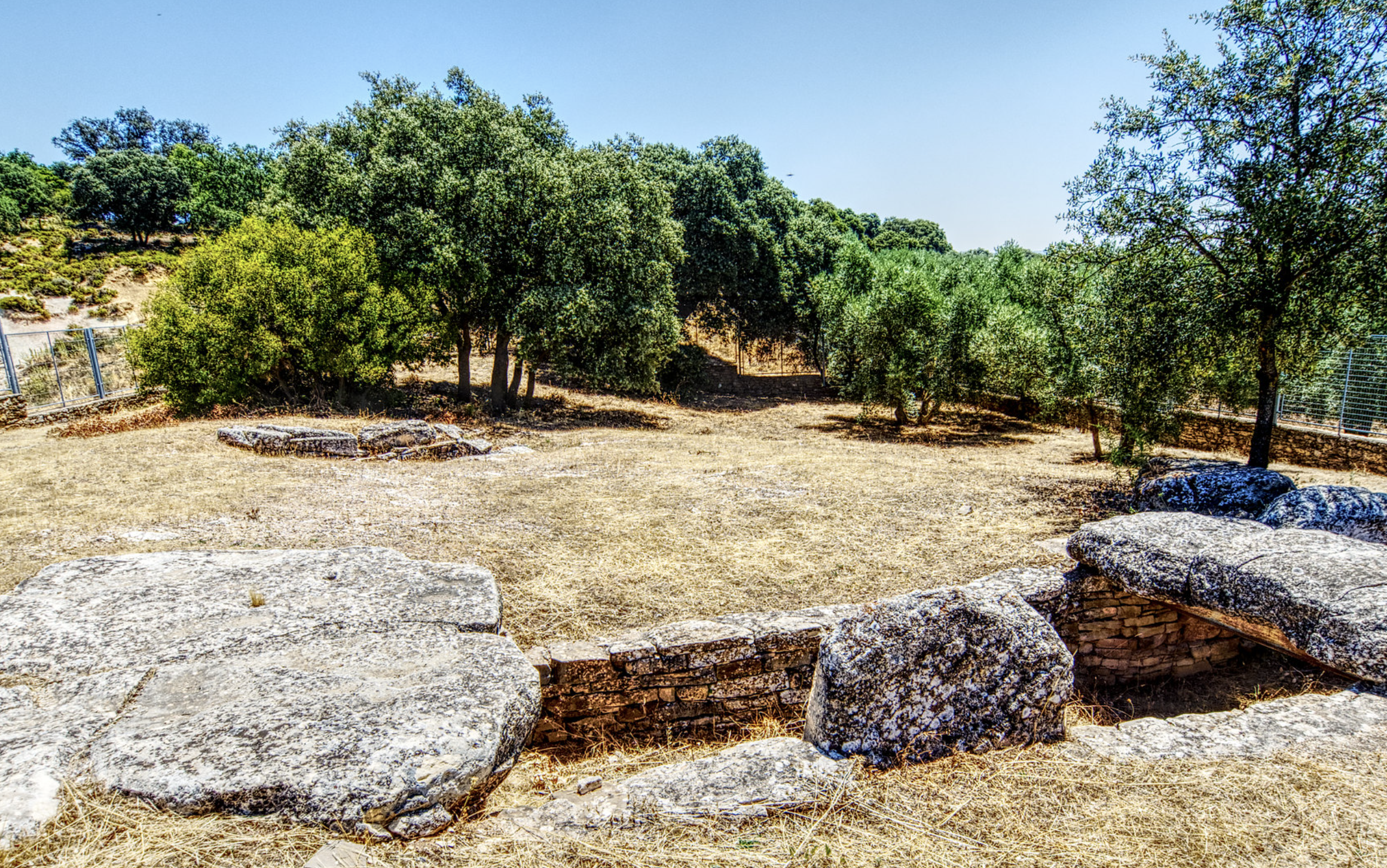 Un sendero en la Sierra de Cádiz que llega hasta un menhir con 4.000 años de antigüedad