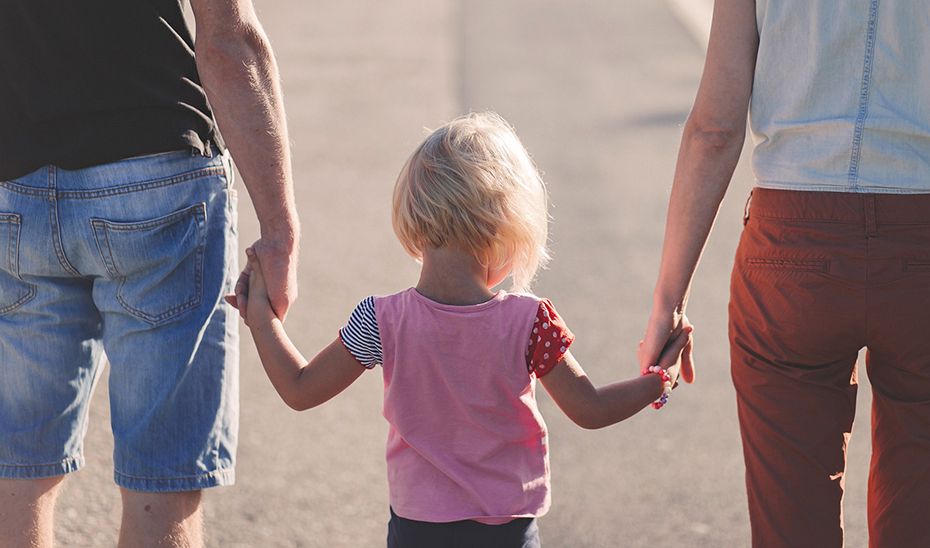 Unos padres con su hija. - 