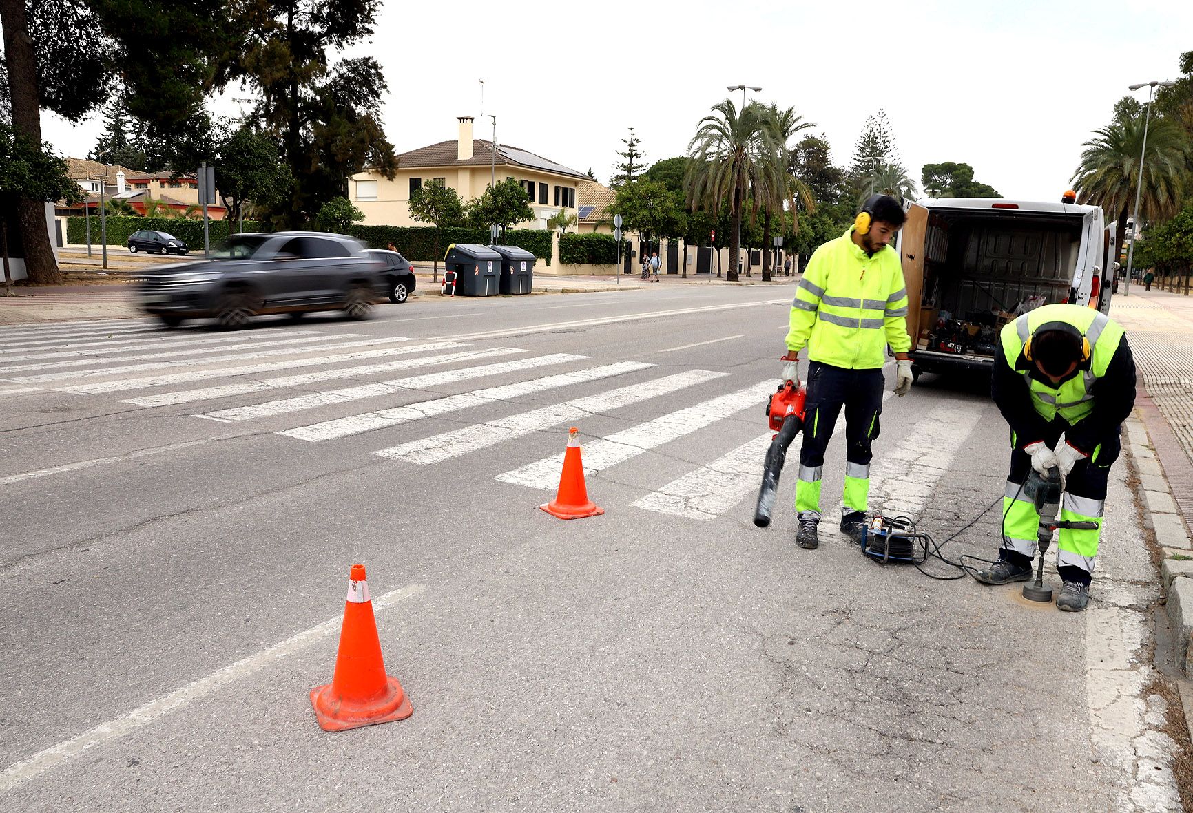 Una UTE con empresas de Madrid y Cantillana se lleva un contrato de 3,7 millones para los pasos de peatones y las señales de Jerez