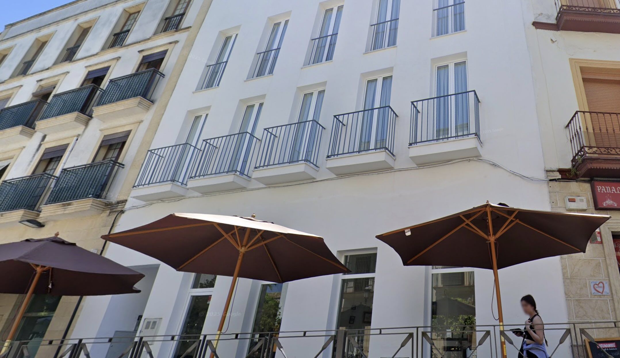 A la venta en Jerez un edificio junto a la Plaza del Arenal: tres apartamentos turísticos y un local comercial casi por estrenar. - 