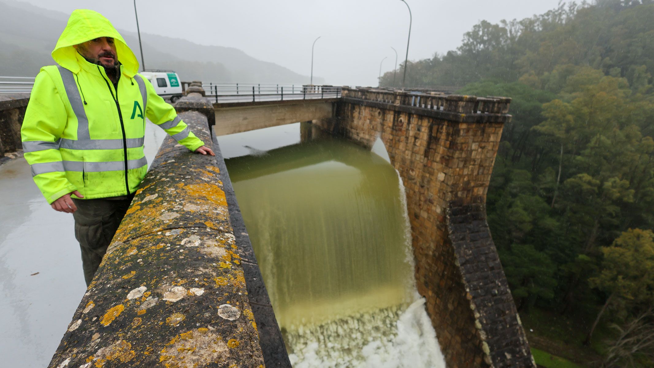Un operario supervisa un desembalse en el pantano de Los Hurones. - JUAN CARLOS TORO
