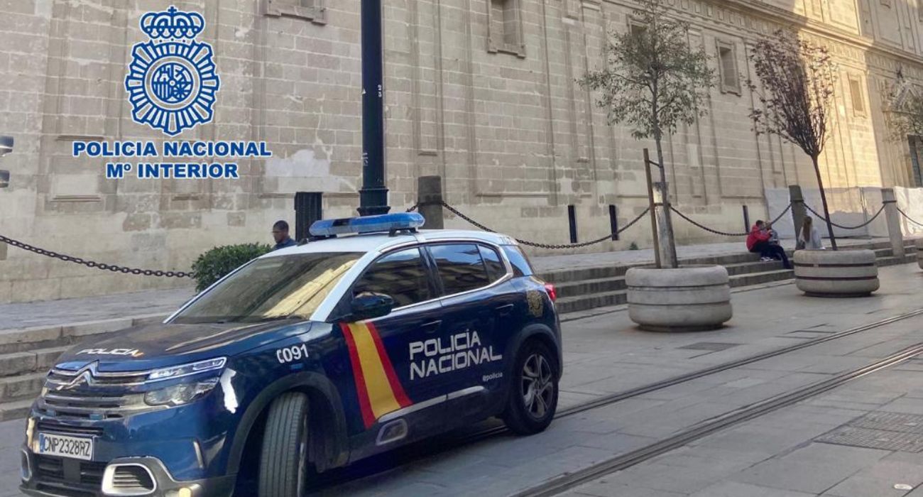 Un hombre quebranta una orden de alejamiento en Sevilla y se encierra con su bebé para no ser detenido
