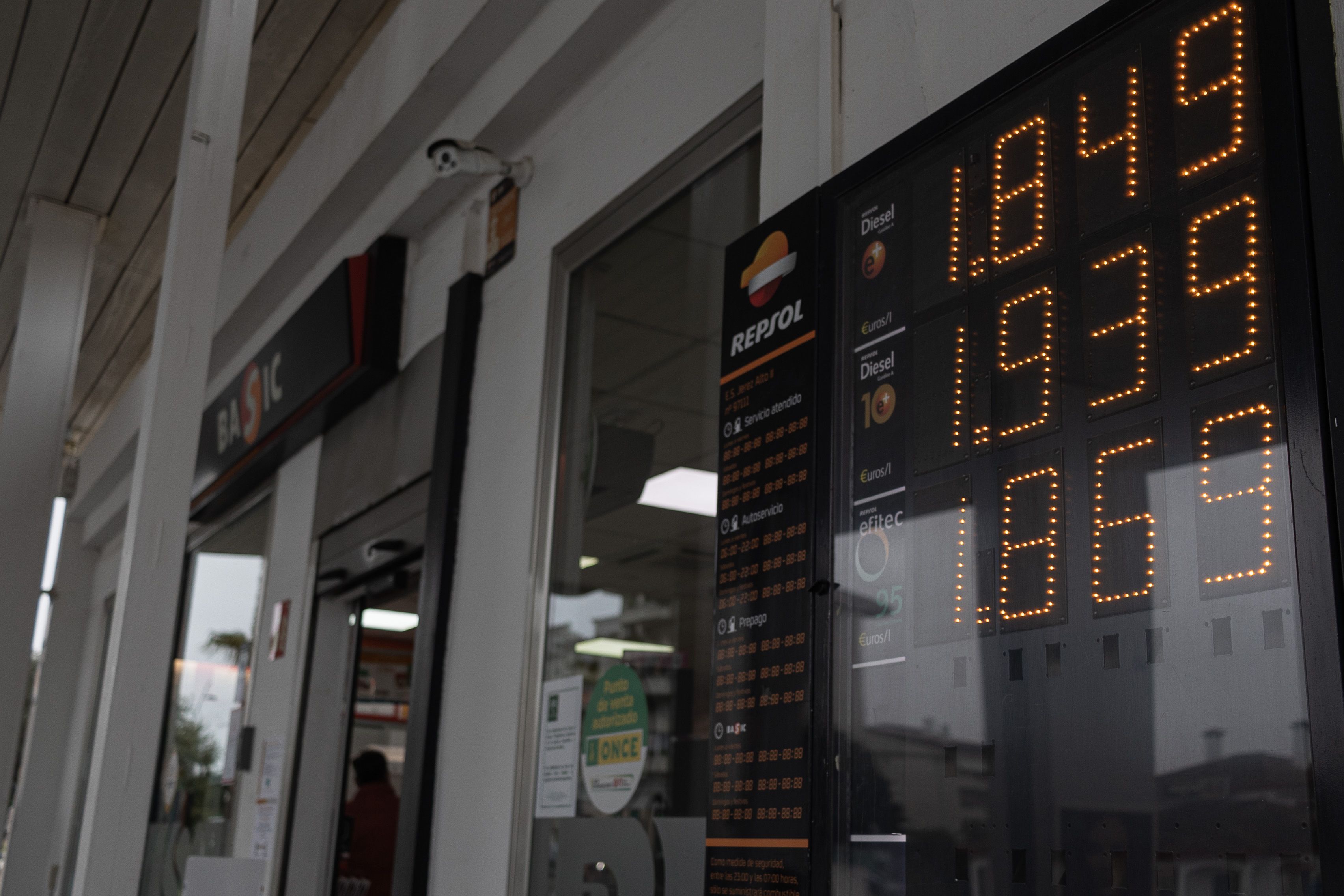 El precio de la gasolina da un respiro y baja por primera vez desde hace tres meses