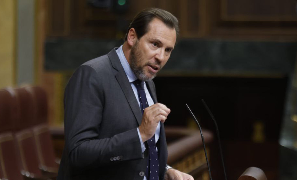 Retrasos en un AVE hacia Madrid después de que un pasajero increpara y arrinconara a Óscar Puente