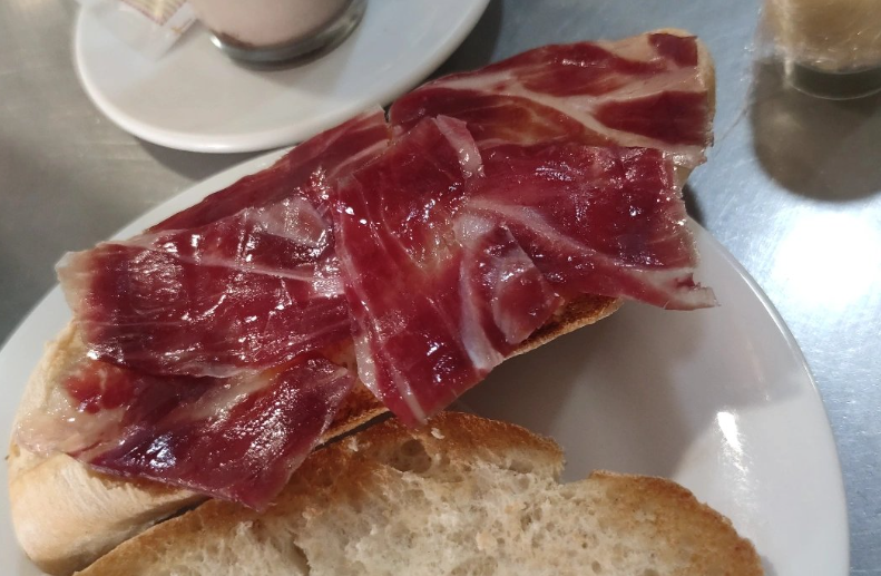 Guerra de desayunos en redes: dice cuánto le ha costado desayunar en Sevilla y comienza un debate